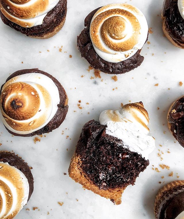 Summertime isn&rsquo;t complete without (cupcake) s&rsquo;mores!

This twist on a campfire classic features a buttery graham cracker crust, decadent chocolate cake, and marshmallow meringue roasted via kitchen torch. 🔥

Recipe now available on busyg