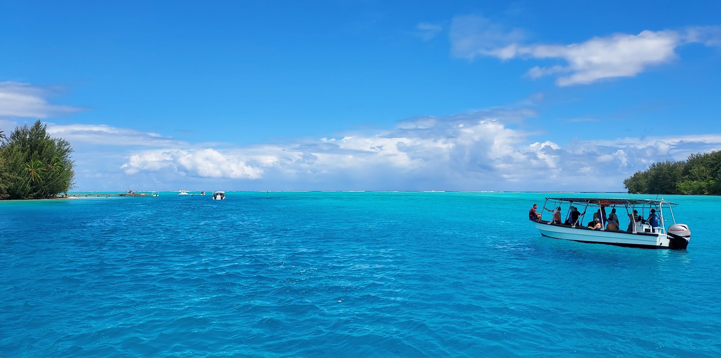  The blue waters off Moorea, French Polynesia 