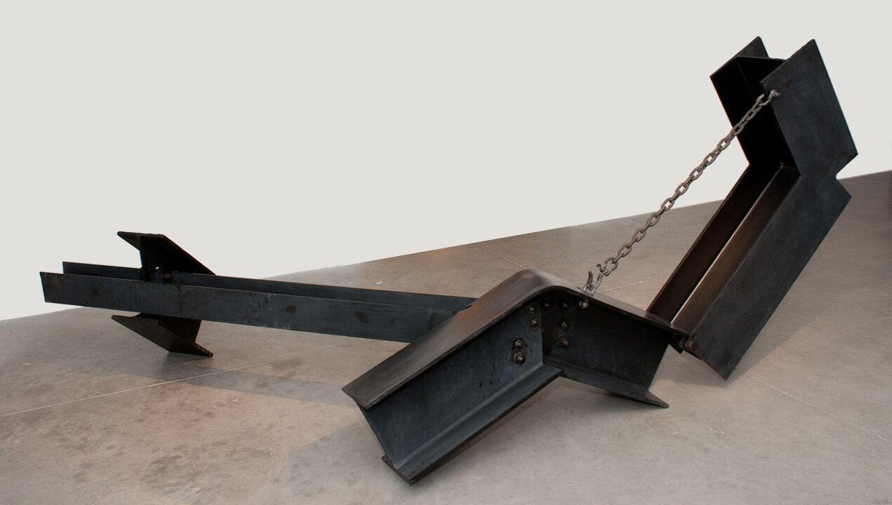  Kenneth Capps  Hawk , 1972 painted steel &amp; chain 60 x 96 x 132 in (152.4 x 243.8 x 335.3 cm) 