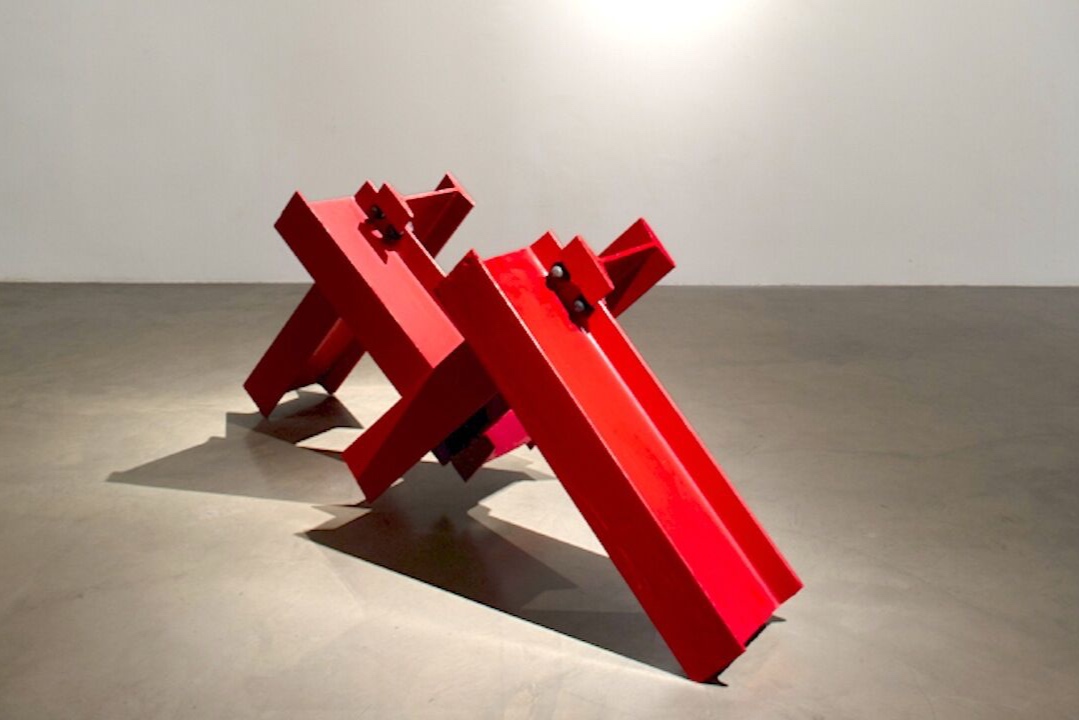  Kenneth Capps  Fall , 1972 painted steel 21 x 62 x 28 in (53.3 x 157.5 x 71.1 cm) 