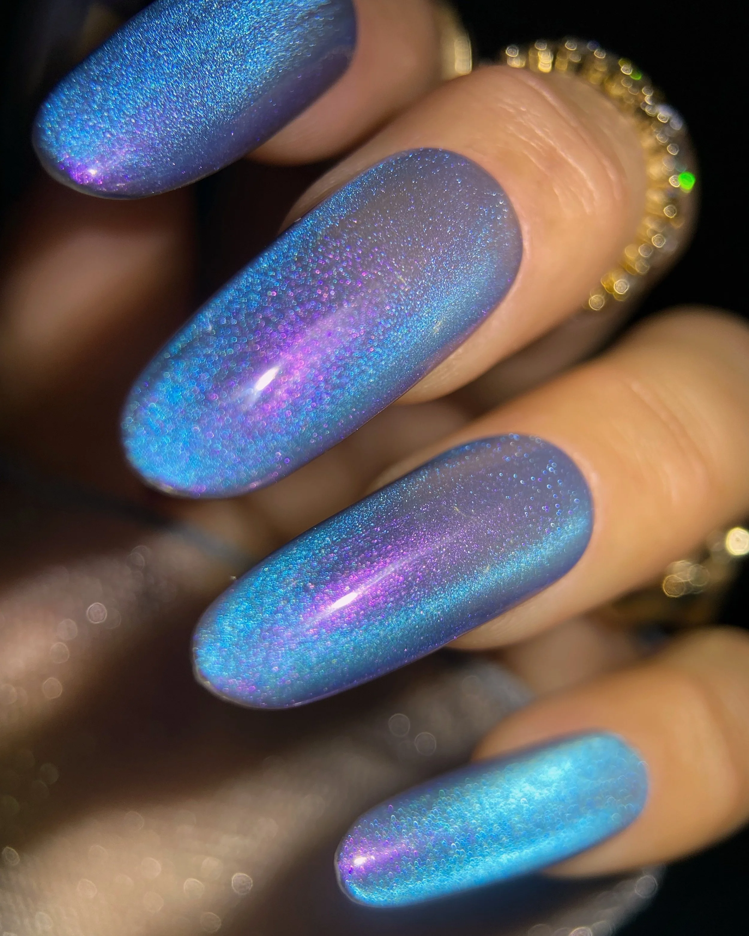 Close-up swatch of Kokoist Turquoise Lagoon (UMM-02) magnetic gel on long oval shaped nails