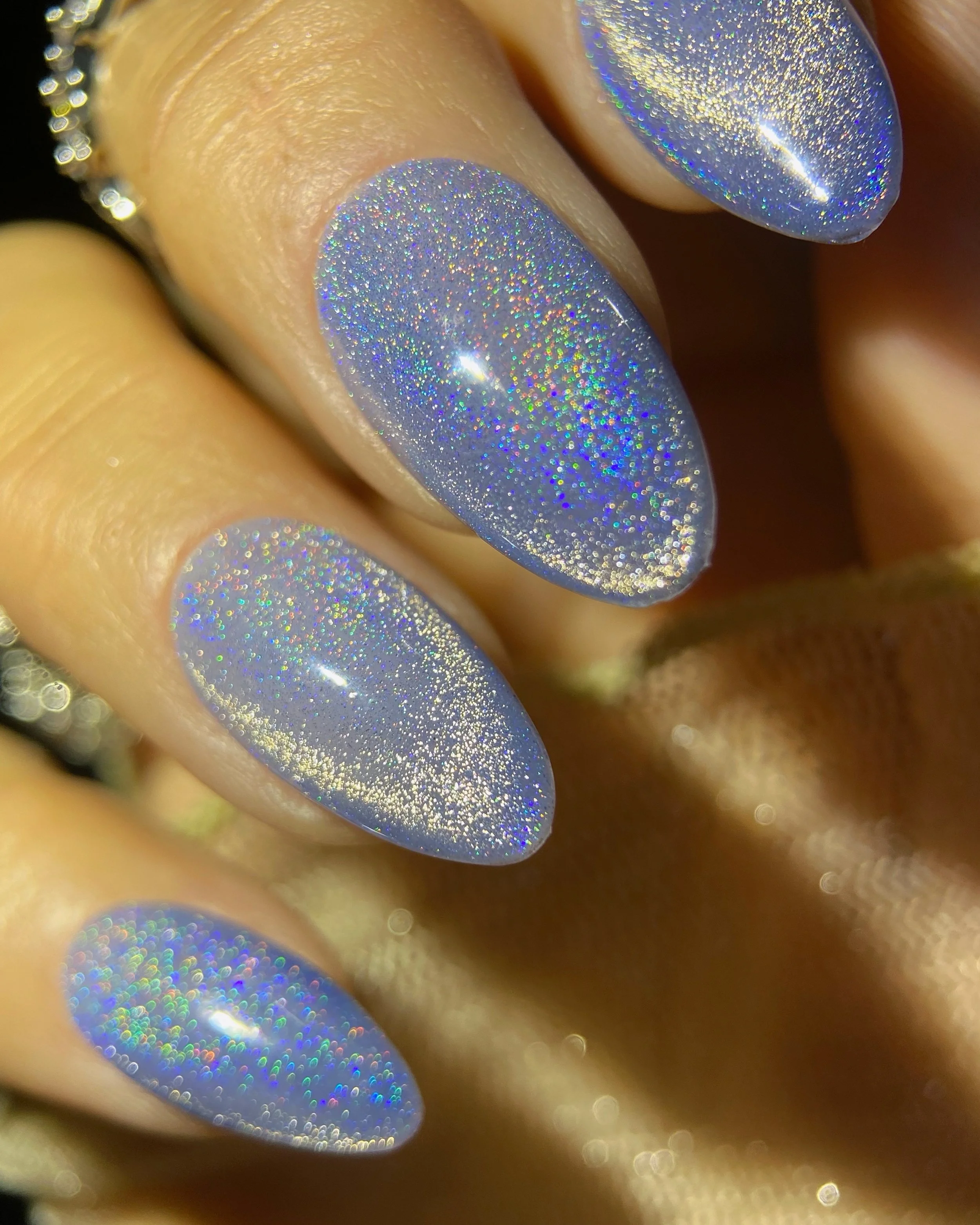 Close-up swatch of Kokoist Rainbow Blue (UCM-06) holographic magnet gel on almond shaped nails