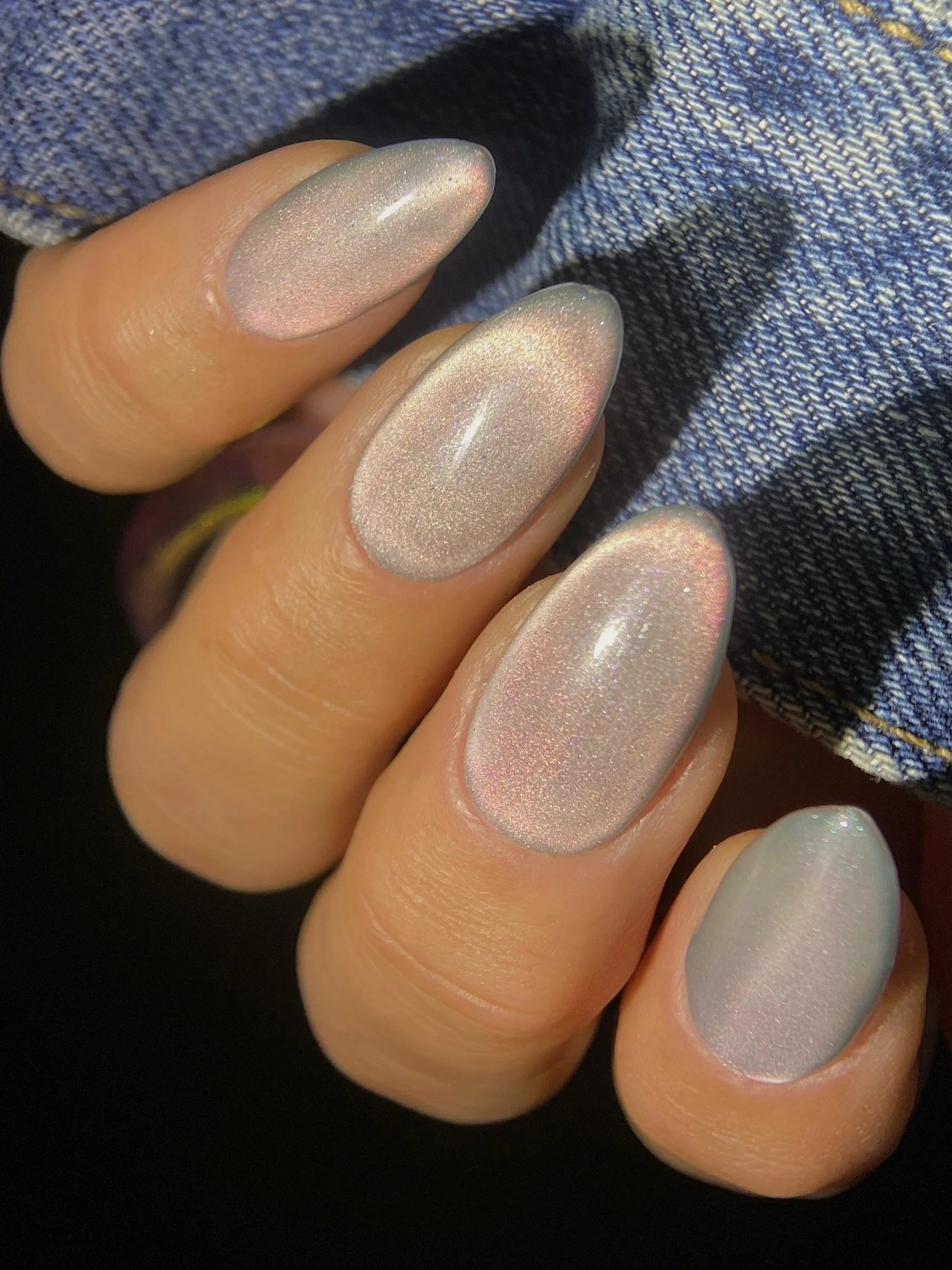 KOKOIST GM-01 UFO Landing Galaxy Magnet gel swatch with a pearly base and soft pink iridescent magnetic shift.