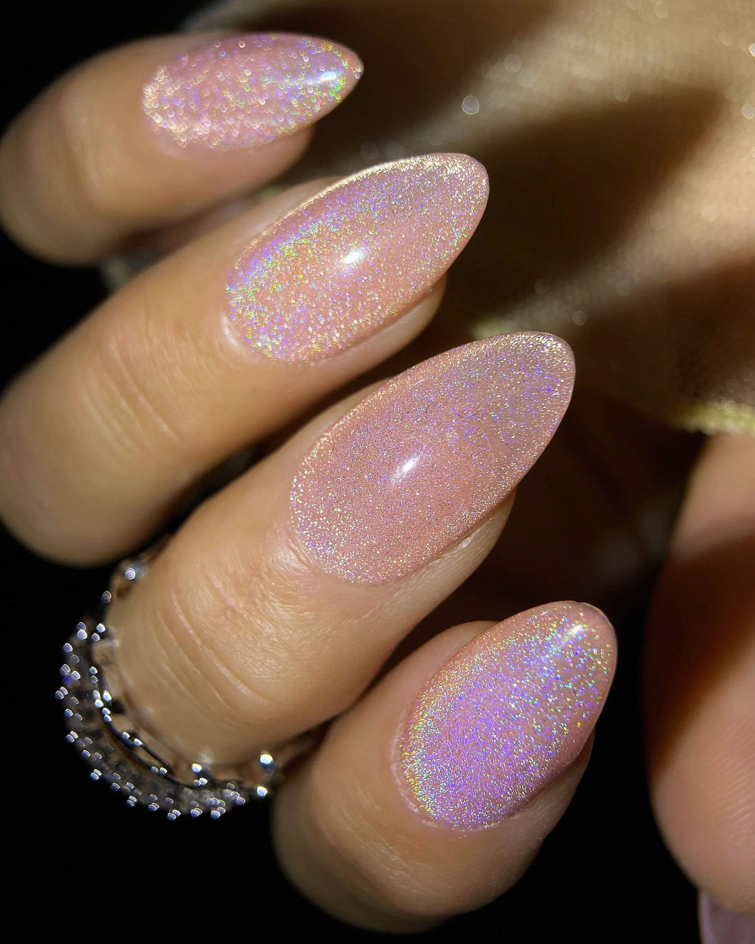 Close-up swatch of Kokoist Rainbow Peach (UCM-02) holographic magnet gel on almond shaped nails