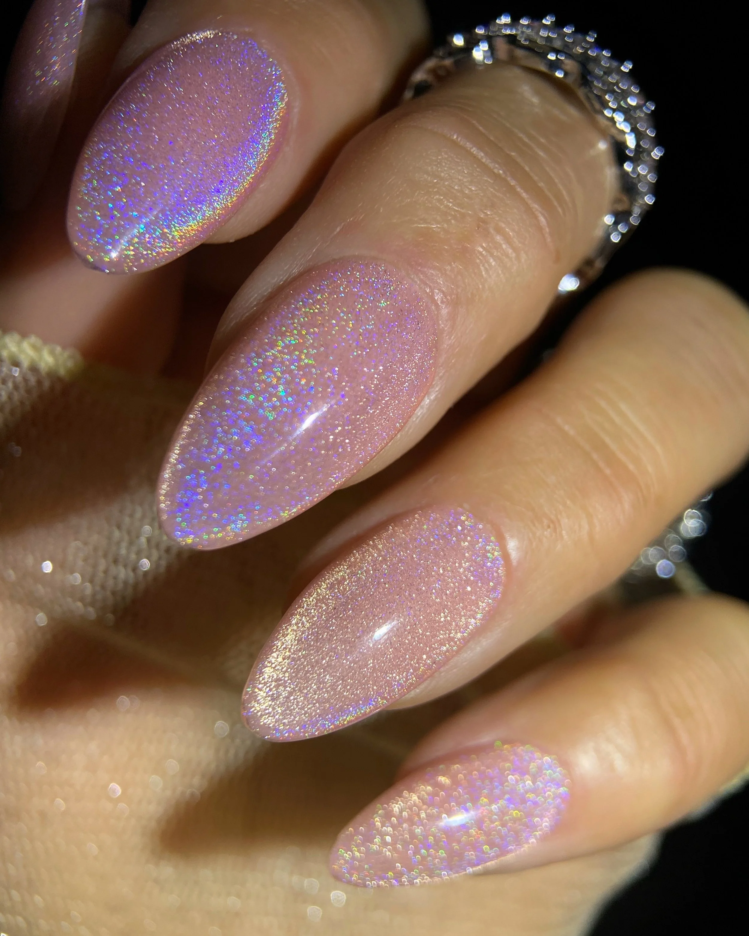 Close-up swatch of Kokoist Rainbow Coral (UCM-03) holographic magnet gel on almond shaped nails