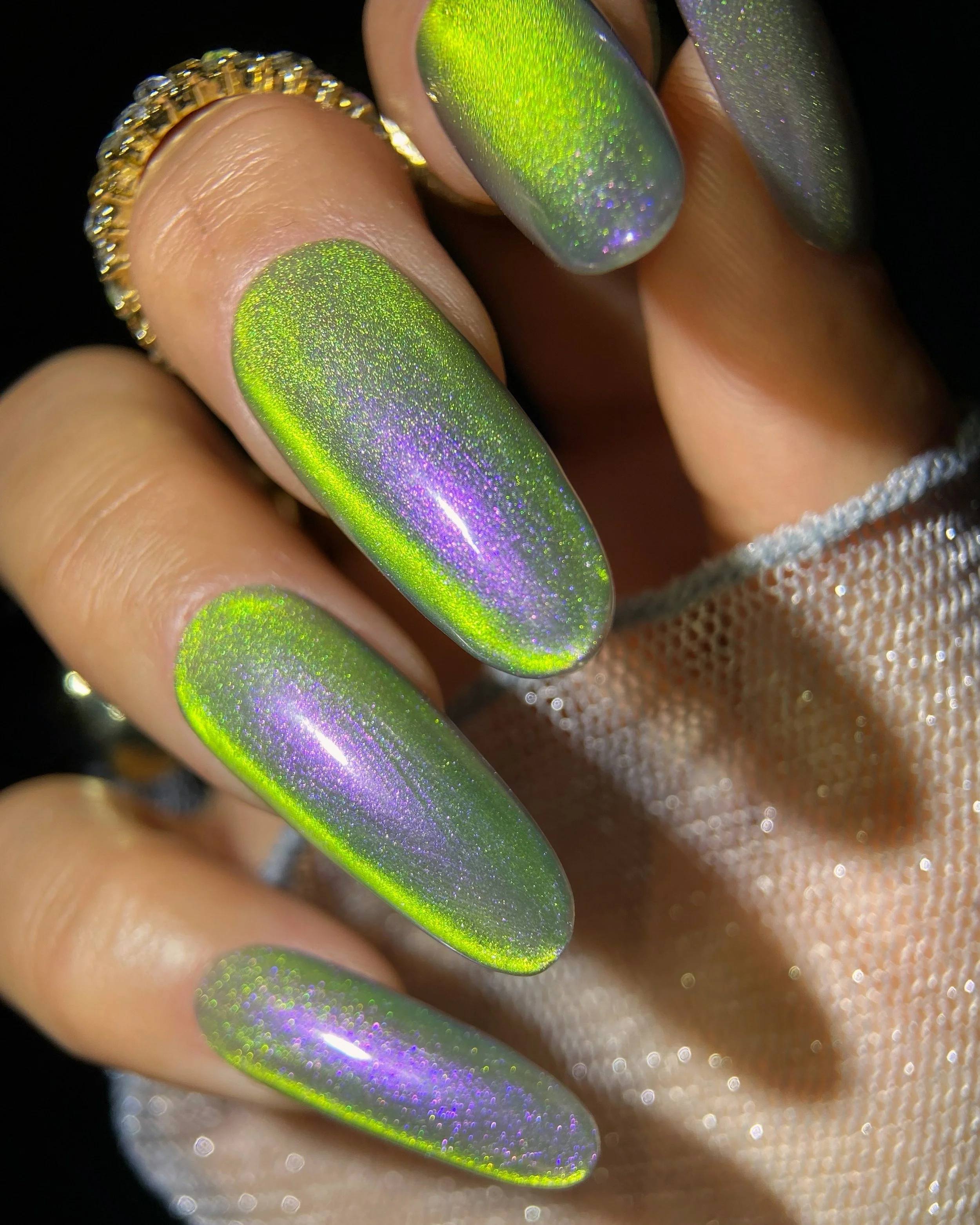 Close-up swatch of Kokoist Green Atlantis (UMM-03) magnetic gel on long oval shaped nails