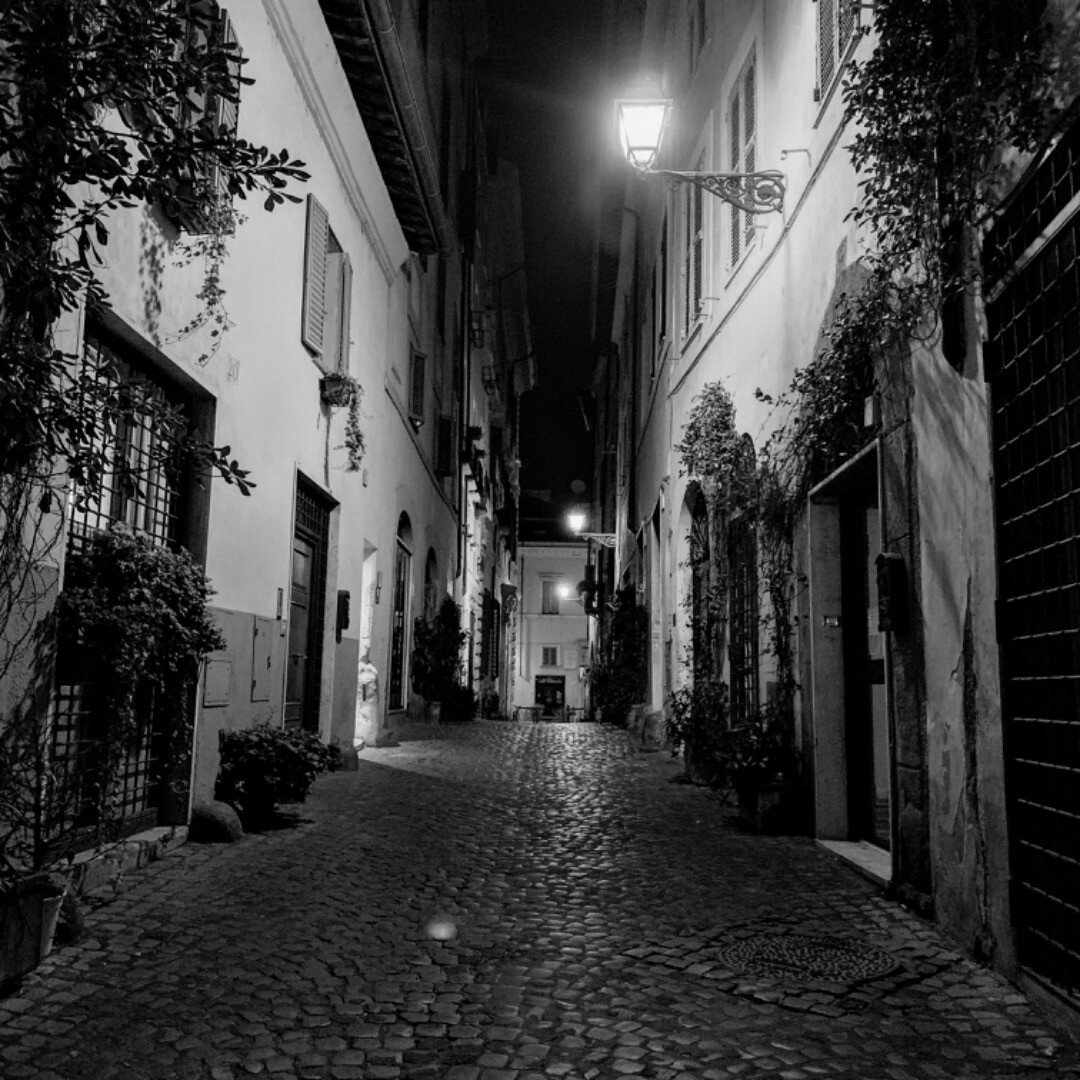 The quiet and quaint streets of Roma in black and white. 💚🤍❤️
