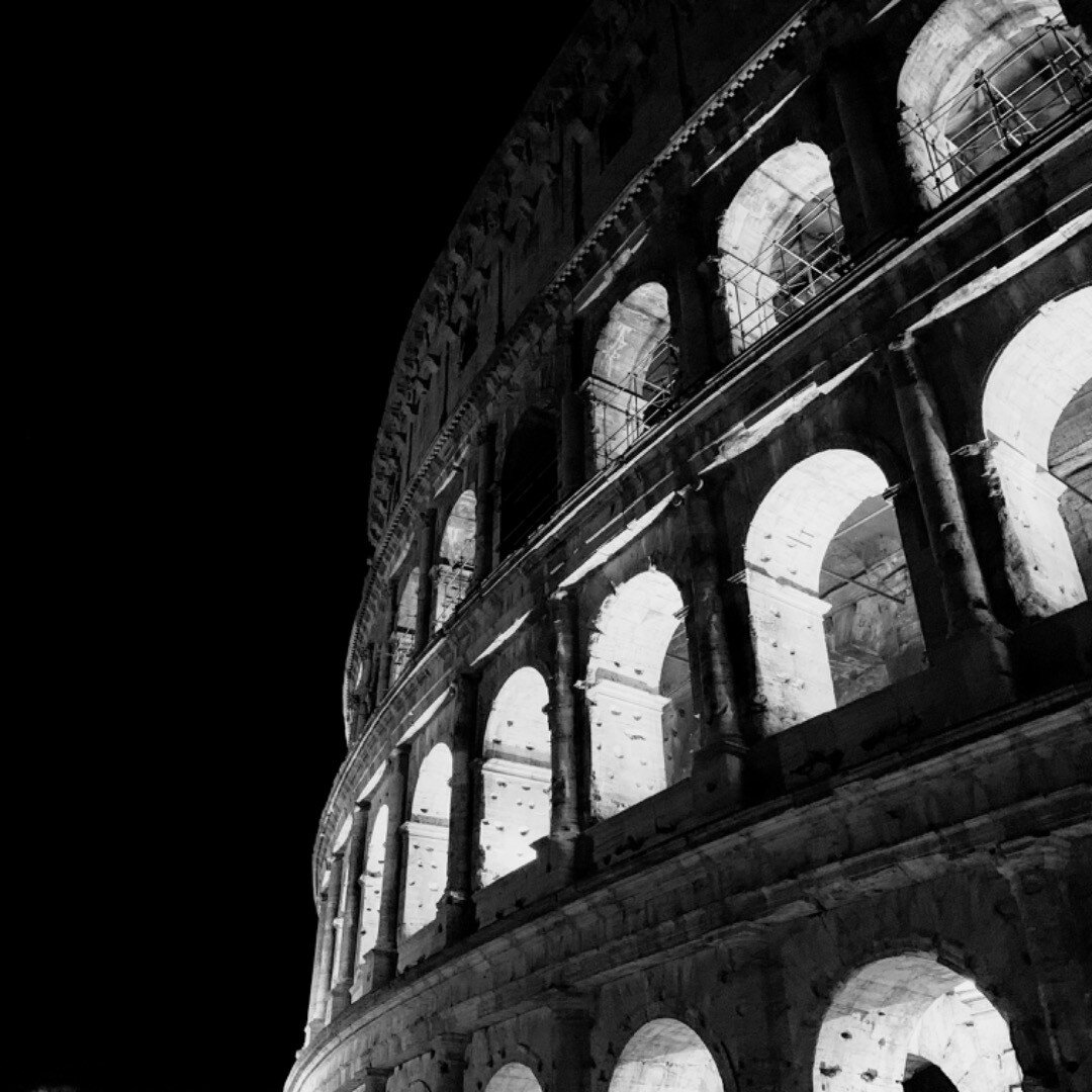 Colosseo at night in black and white. 💚🤍❤️