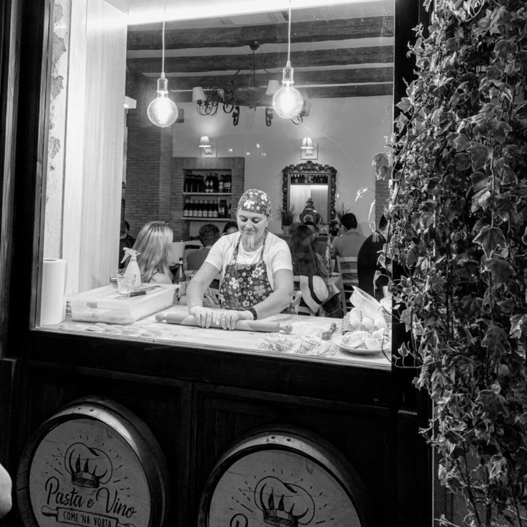 Precious hands at work in the restaurant in Roma. Made with lots of 💚🤍❤️