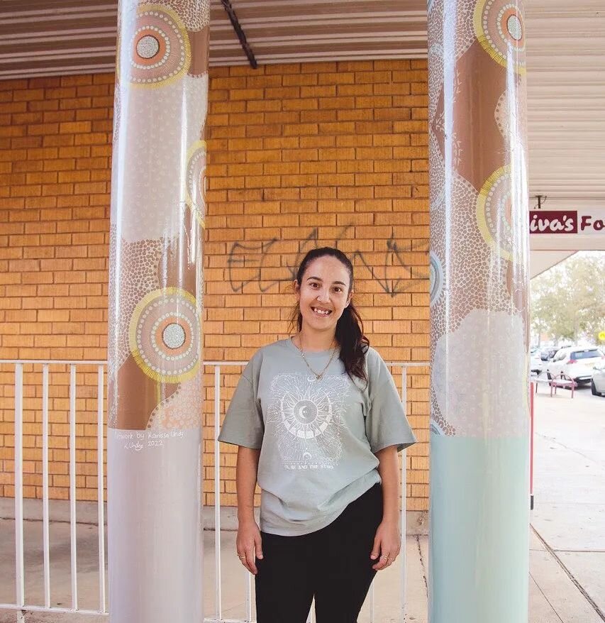 @kpu_creative with two of the pillars which have been wrapped in her artwork immediately transforming the area at the top of the laneway. 

The @dobijaworld team will complete the installation in the morning.

#bannalanefestival #visitgriffith #kpucr