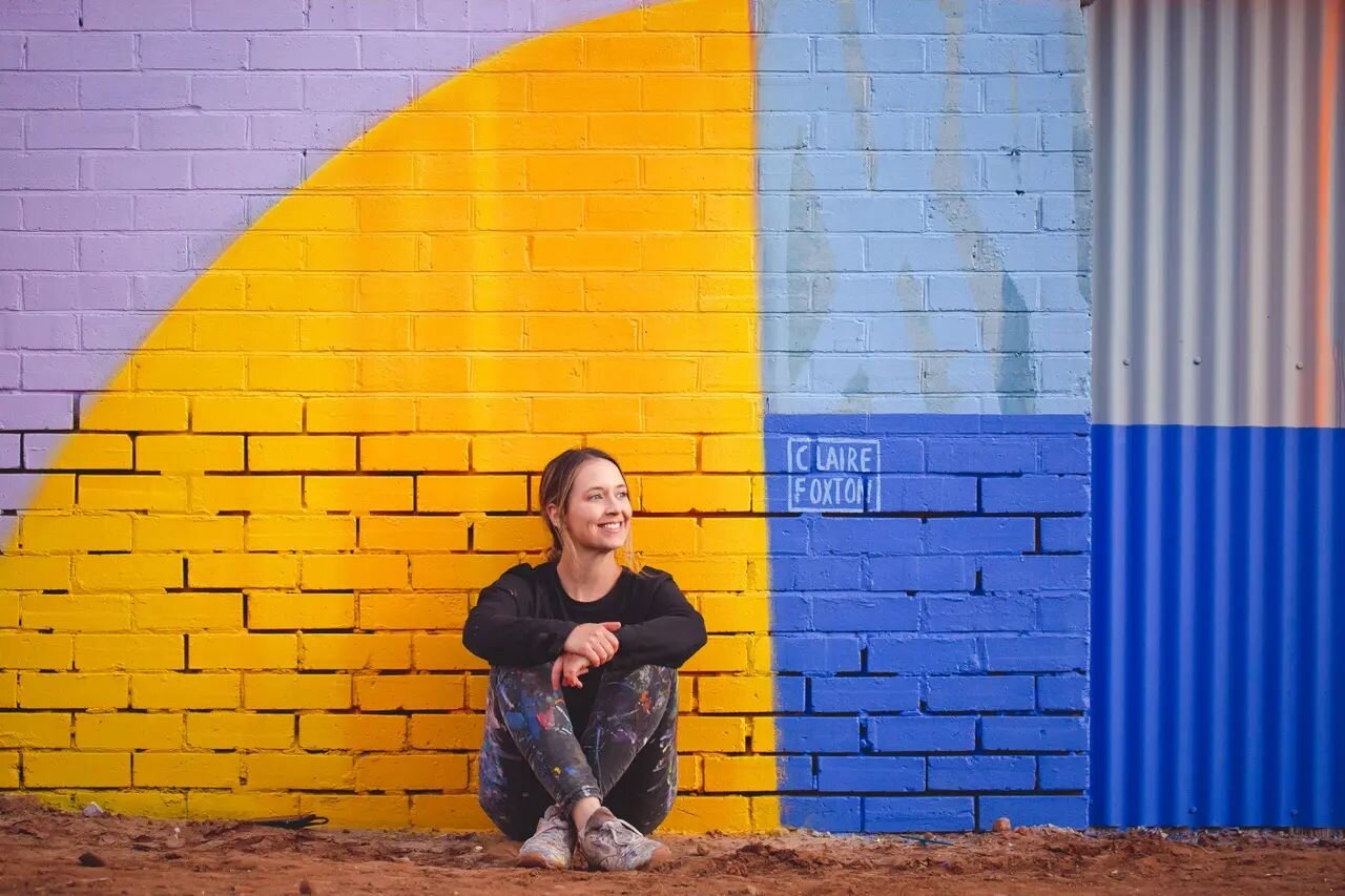 Claire is in the final hours of completing her mural today. What a pleasure to have @claire_foxton join us this year, we mural is as bright and bubbly as she is. ❤️

#bannalanefestival #visitgriffith #clairefoxton # muralart #artist