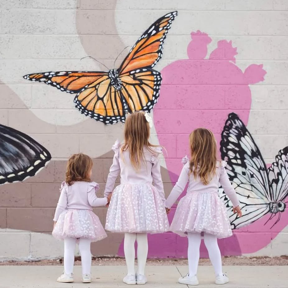 How much gorgeousness can you squeeze into one shot @eleisha.maddison.photography ??? A sweet pic that I'm sure these three sisters and their families will cherish for a lifetime😍

@karlys.kustom.art