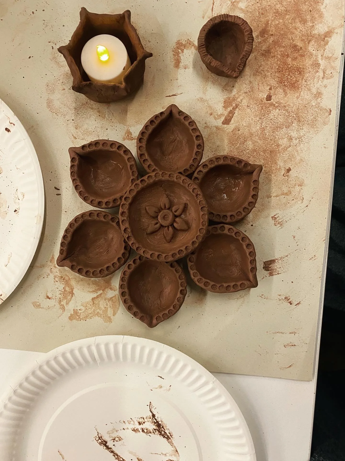 A brilliant workshop yesterday @vamuseum, celebrating #diwali (the festival of light) with clay 🪔 making, chalk #rangoli designs and paper 🏮 

A massive thank you to all the amazing helpers &amp; participants, you made it really special- my heart i