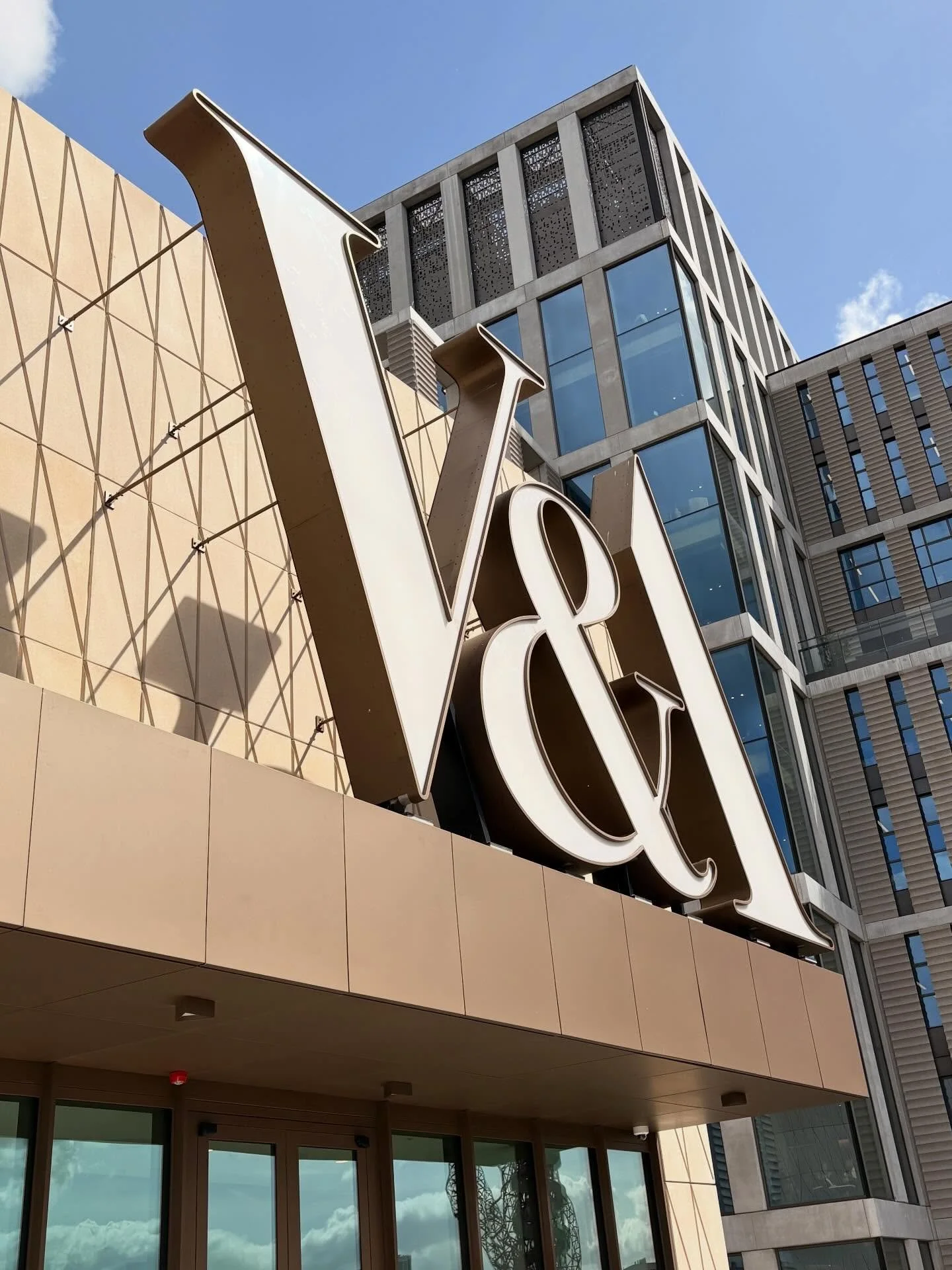 Makers preview day at the phenomenal new @vam_east✨
huge congratulations
#guscaselyhayford and everyone involved with this awesome space. Opens Saturday- go see!!! 🤩#themusicisblack @vamuseum