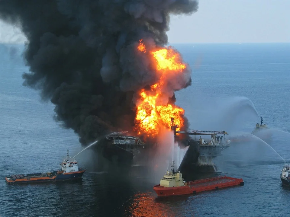 Thick black smoke is released upon burning of oil. Photo: Pixabay