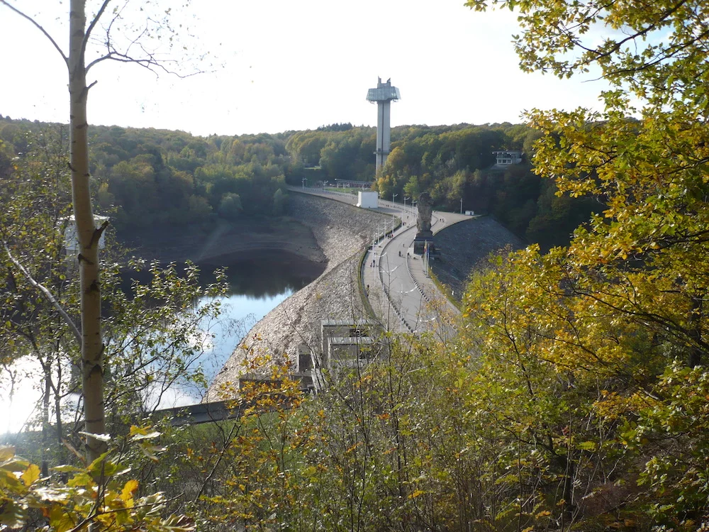 Barrage vu de l'autre berge.JPG