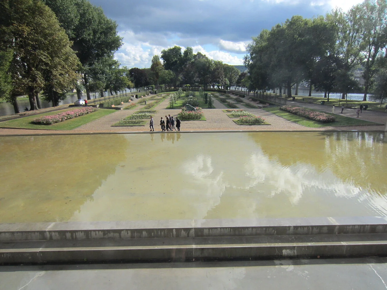 Vue sur la Roseraie.JPG