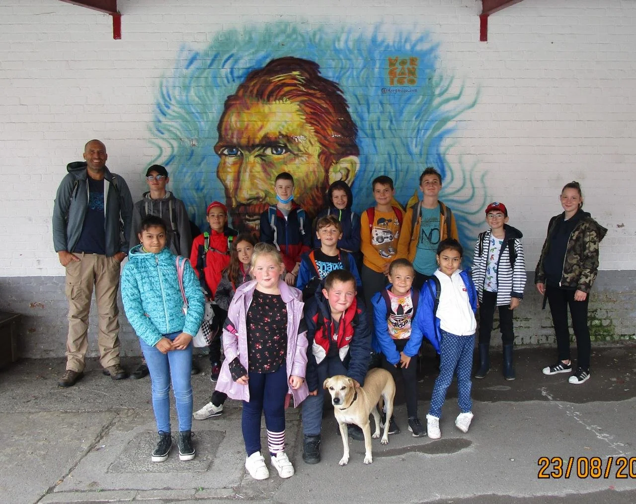 Groupe devant peinture Morgan IMG_2752 (2).JPG