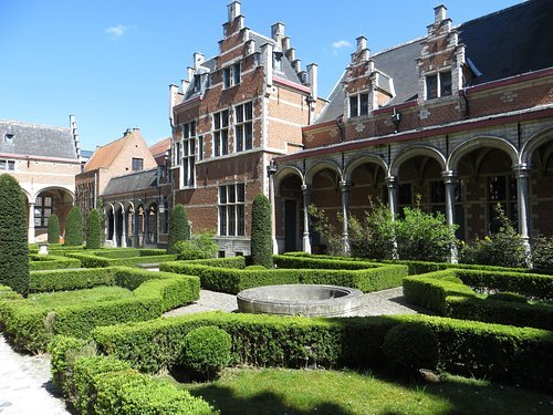 Jardins du palais de Marguerite d'Autriche.jpg