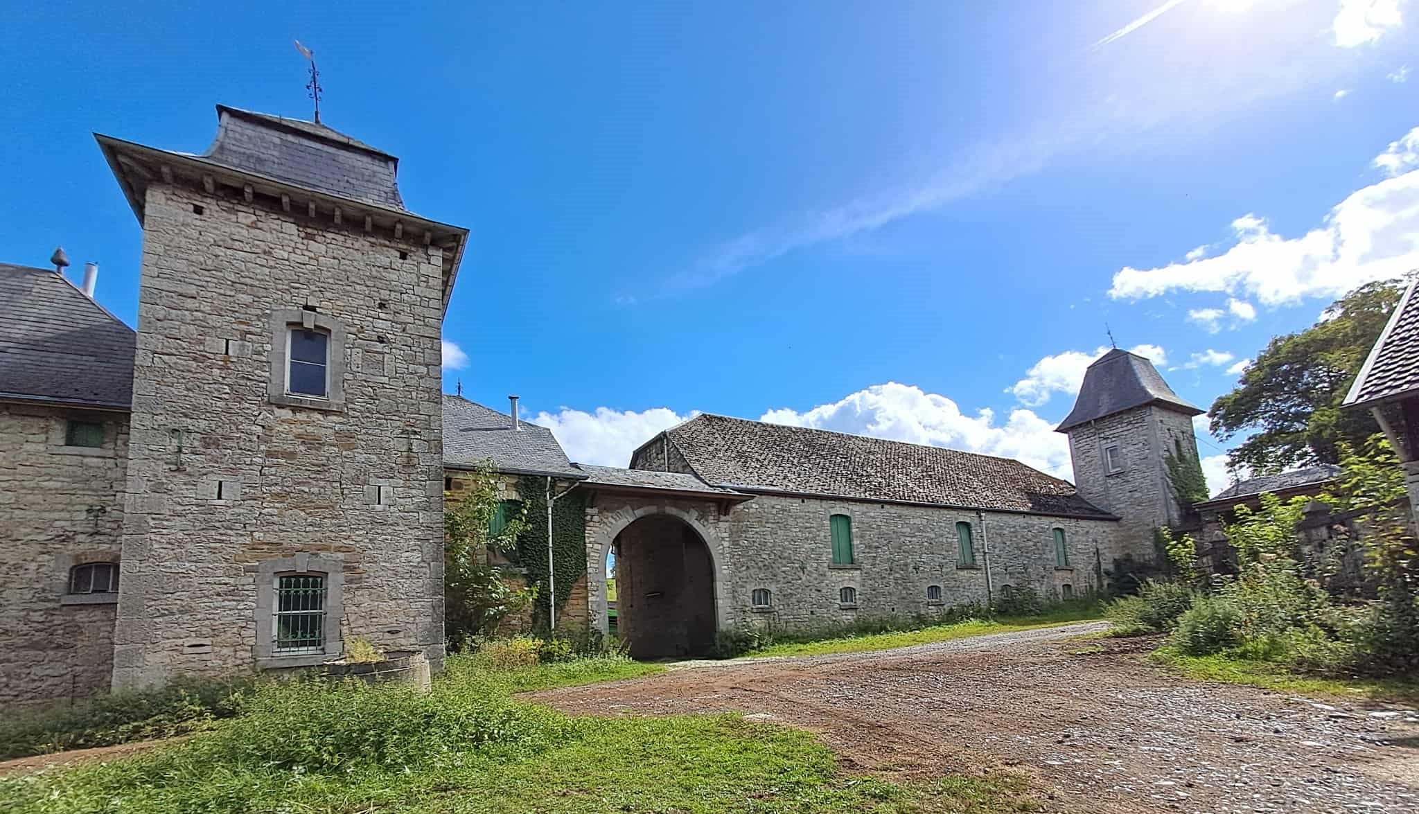 Entrée de la ferme d'Avionpuits_.jpeg