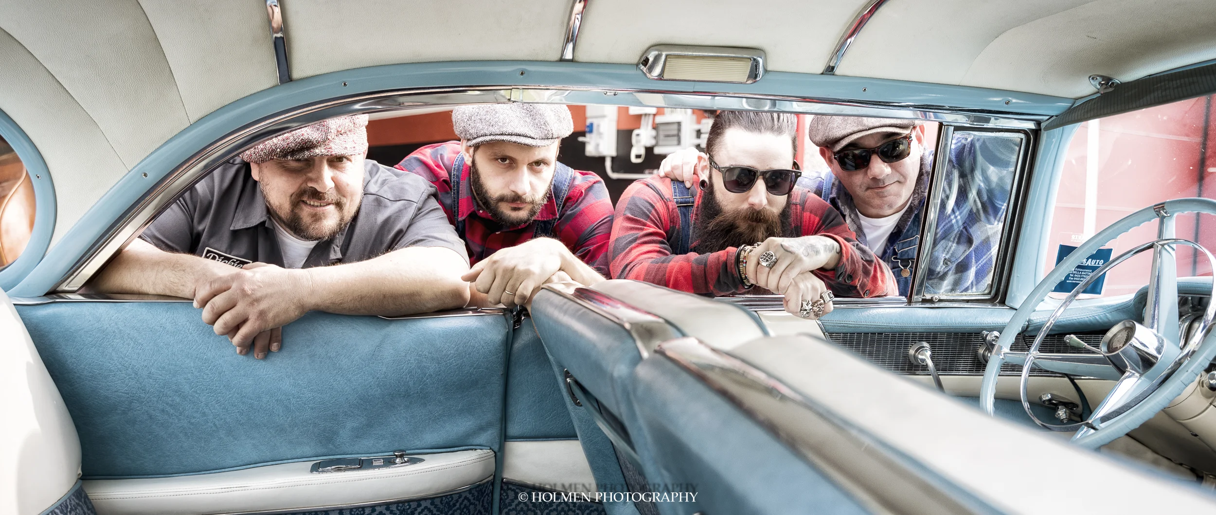 I Free Dogs nascono nel 2016 dall'unione di quattro musicisti di lunga e comprovata esperienza nell’ambito dei generi Rockabilly, Western-swing, Blues, Jazz, Swing e Boogie Woogie.