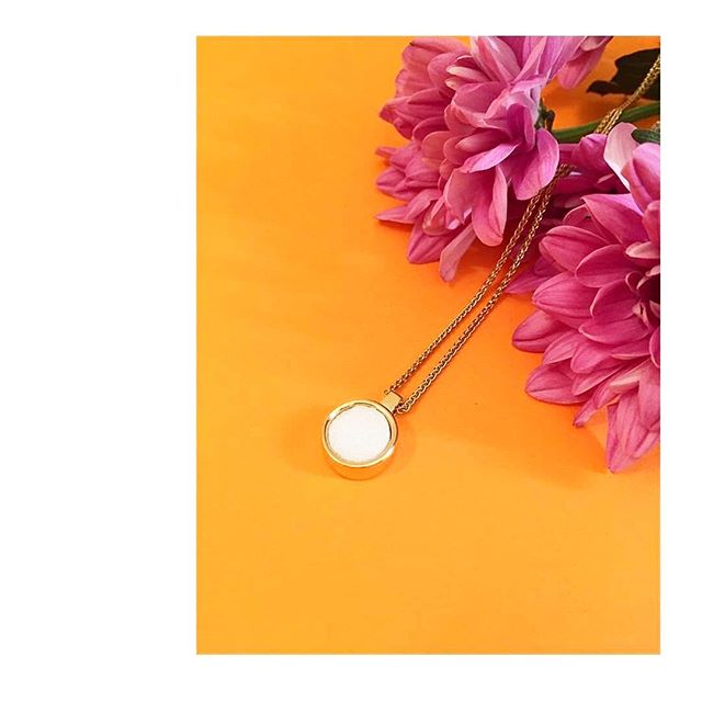 //Olfactive Jewelry//💍🌹
Vaporisez le parfum de votre choix, la douce note fleurie autour de votre cou🌷
Et vous, qu&rsquo;elles sont vos fleurs pr&eacute;f&eacute;r&eacute;es ?
&bull;
&bull;
&bull;
#maisonbo #or #fleurs🌸#collier #pendentif #madein
