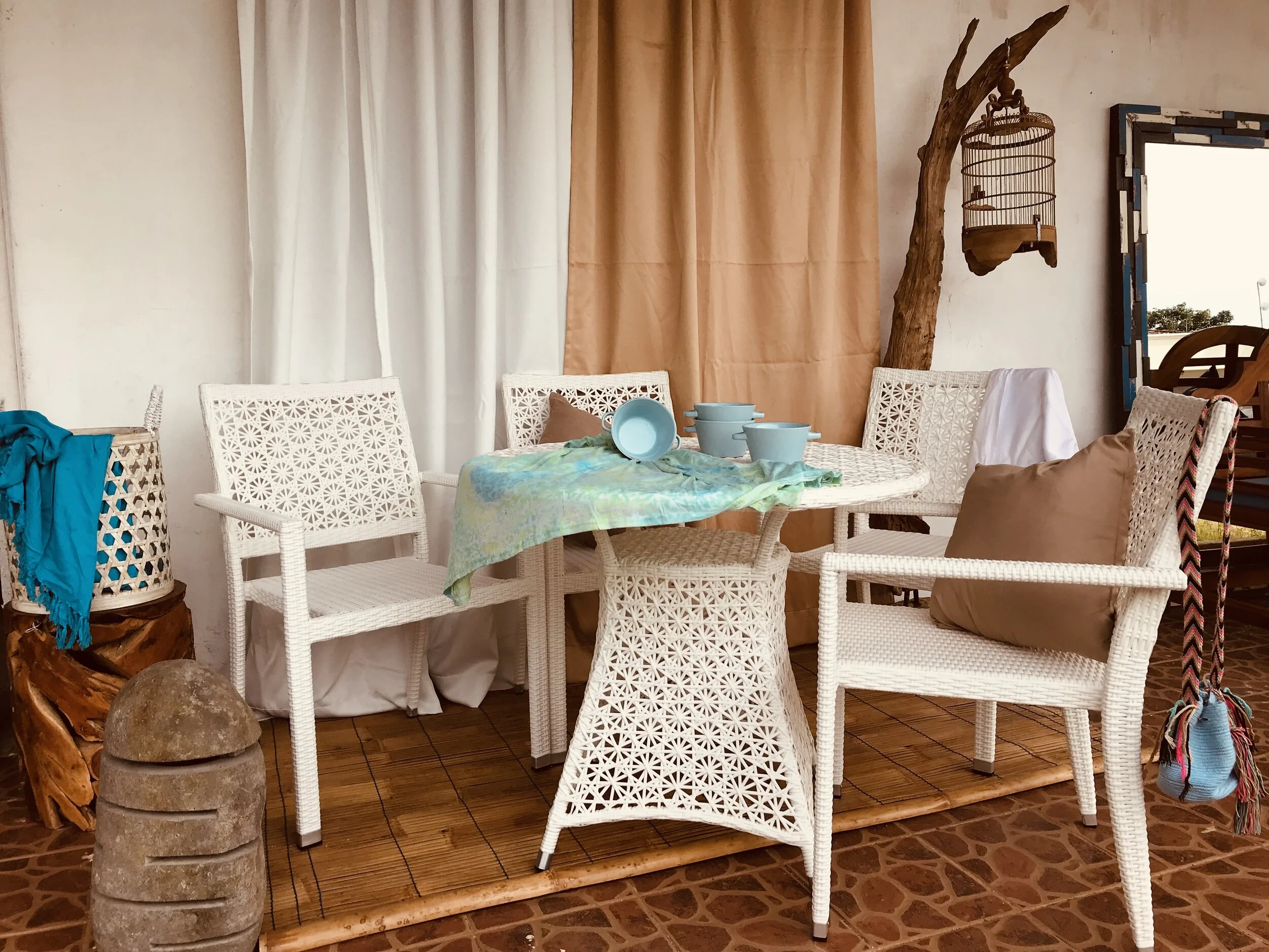 Dining writers with 4 chairs structure aluminium powder coating 