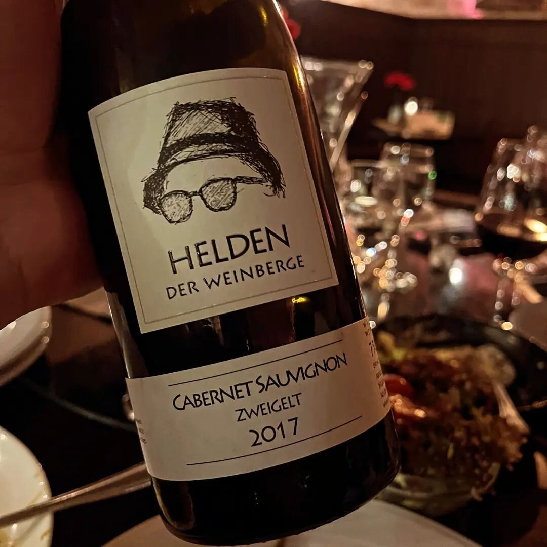 #heldenweingehtumdiewelt #heldenweingoesaroundtheworld
#week298, Vienna, Austria
. 
#heldenderweinberge #helden #wein #wine #austrianwine #weinaus&ouml;sterreich #leithaberg #hochberg #thermenregion #ros&eacute; #neuburger #chardonnay #gemischtersatz