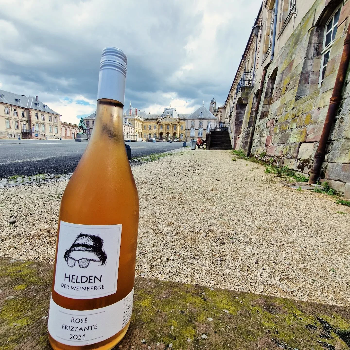 #heldenweingehtumdiewelt #heldenweingoesaroundtheworld
#week374, Lun&eacute;ville, France
. 
#heldenderweinberge #helden #wein #wine #austrianwine #weinaus&ouml;sterreich #leithaberg #hochberg #thermenregion #ros&eacute; #neuburger #chardonnay #gemis
