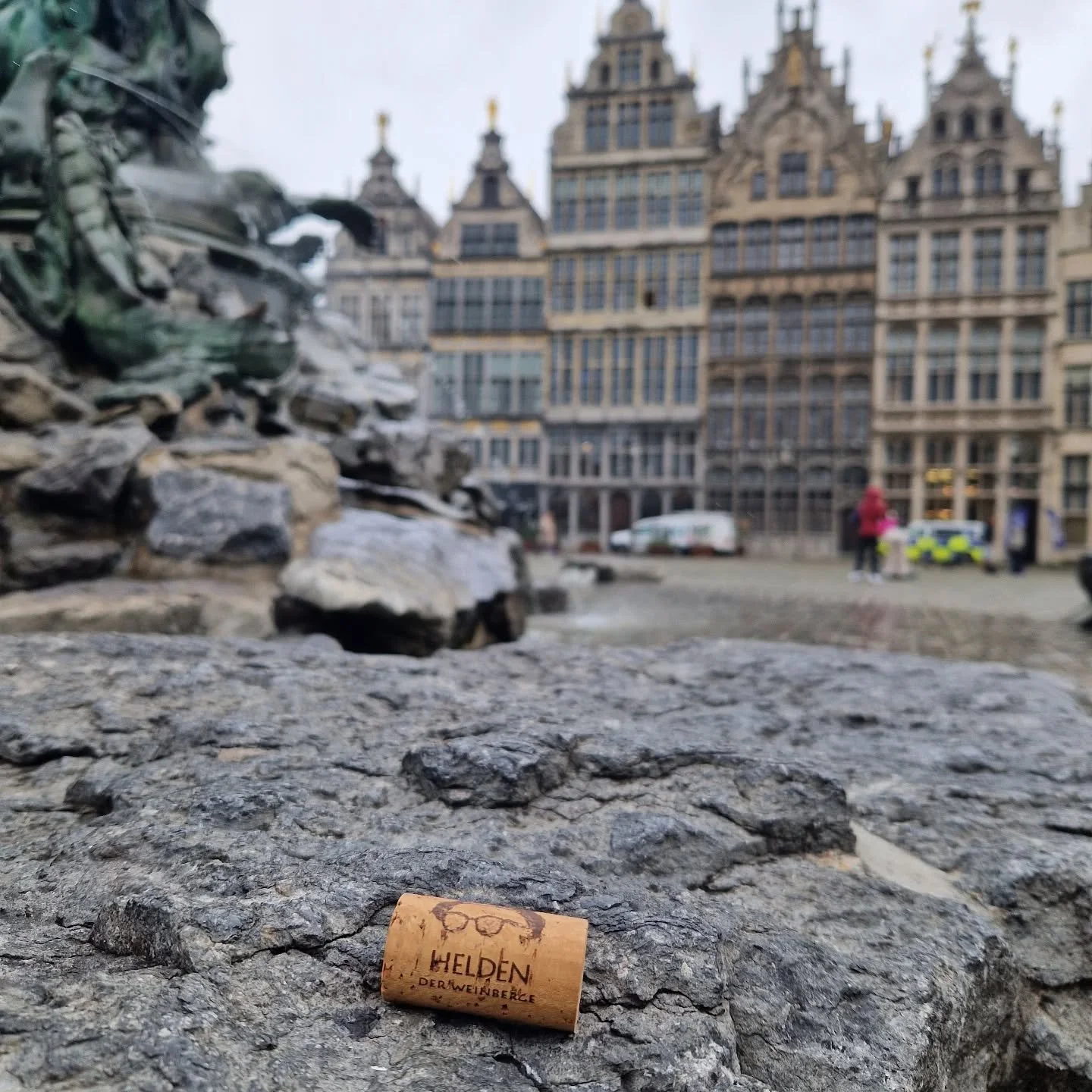 #heldenweingehtumdiewelt #heldenweingoesaroundtheworld
#week375, Antwerpen, Belgium
. 
#heldenderweinberge #helden #wein #wine #austrianwine #weinaus&ouml;sterreich #leithaberg #hochberg #thermenregion #ros&eacute; #neuburger #chardonnay #gemischters