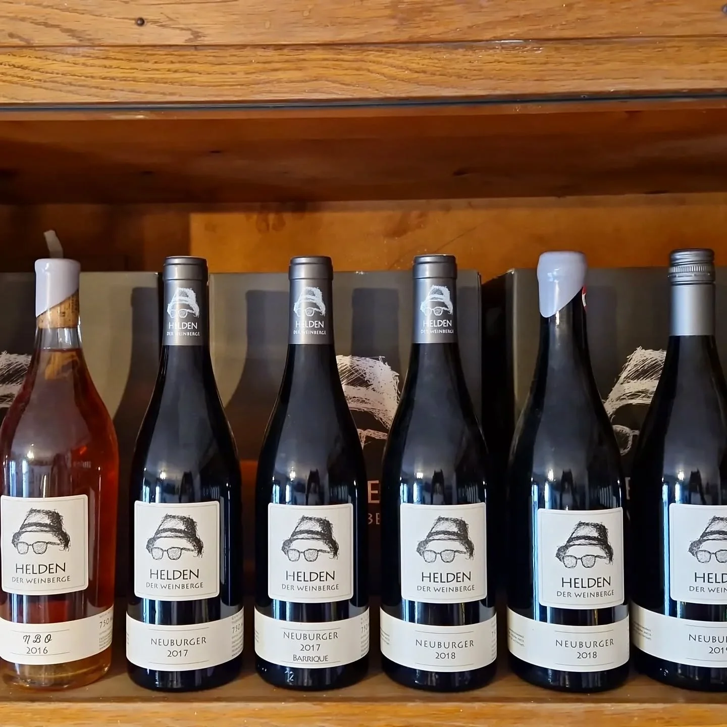 #heldenweingehtumdiewelt #heldenweingoesaroundtheworld
#week376, Vienna, 5
. 
#heldenderweinberge #helden #wein #wine #austrianwine #weinaus&ouml;sterreich #leithaberg #hochberg #thermenregion #ros&eacute; #neuburger #chardonnay #gemischtersatz #blau