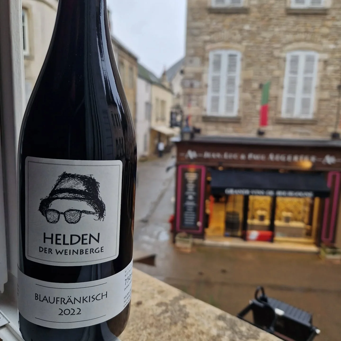 #heldenweingehtumdiewelt #heldenweingoesaroundtheworld
#week381, Beaune, France 
. 
#heldenderweinberge #helden #wein #wine #austrianwine #weinaus&ouml;sterreich #leithaberg #hochberg #thermenregion #ros&eacute; #neuburger #chardonnay #gemischtersatz