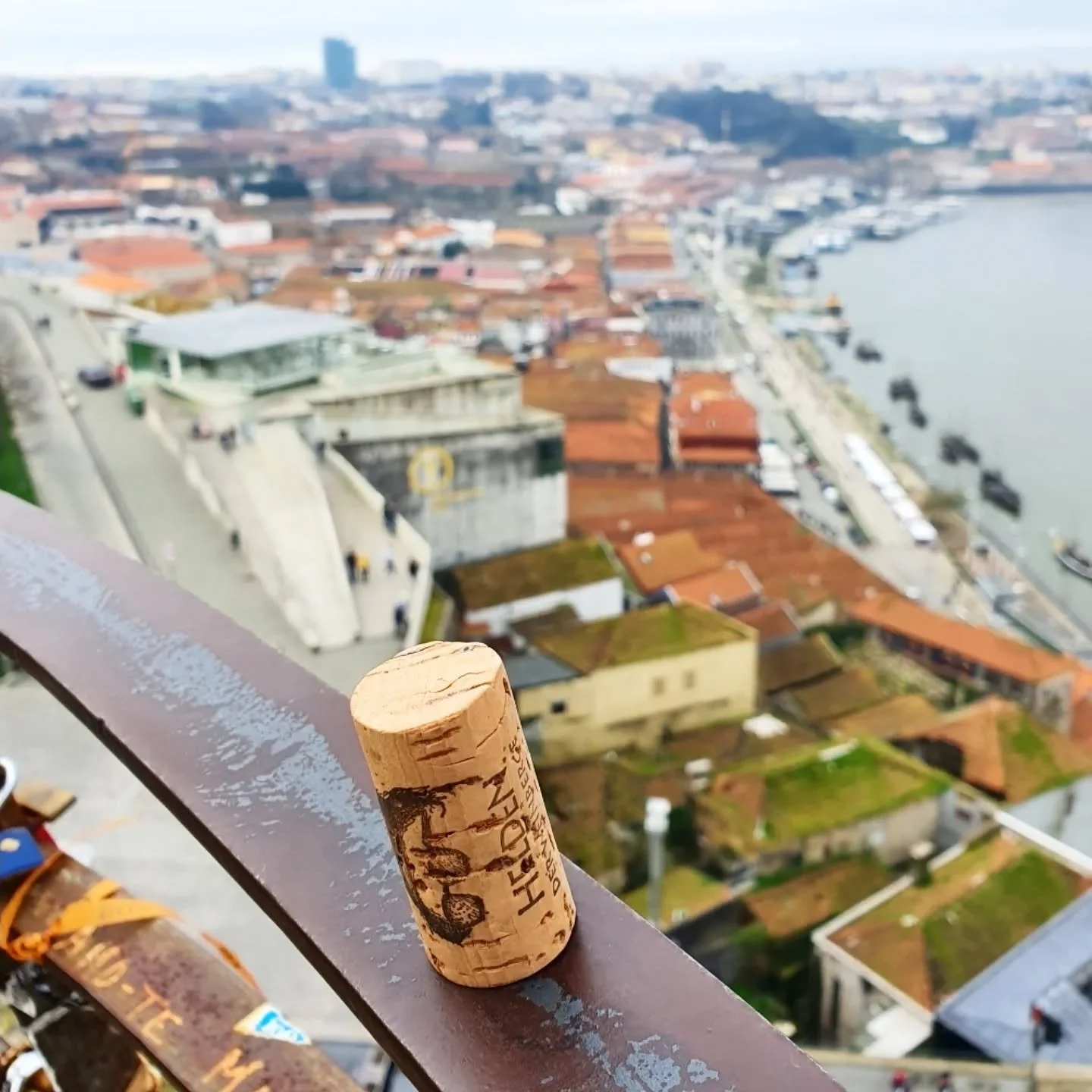 #heldenweingehtumdiewelt #heldenweingoesaroundtheworld
#week382, Vila Nova de Gaia, Portugal 
. 
#heldenderweinberge #helden #wein #wine #austrianwine #weinaus&ouml;sterreich #leithaberg #hochberg #thermenregion #ros&eacute; #neuburger #chardonnay #g