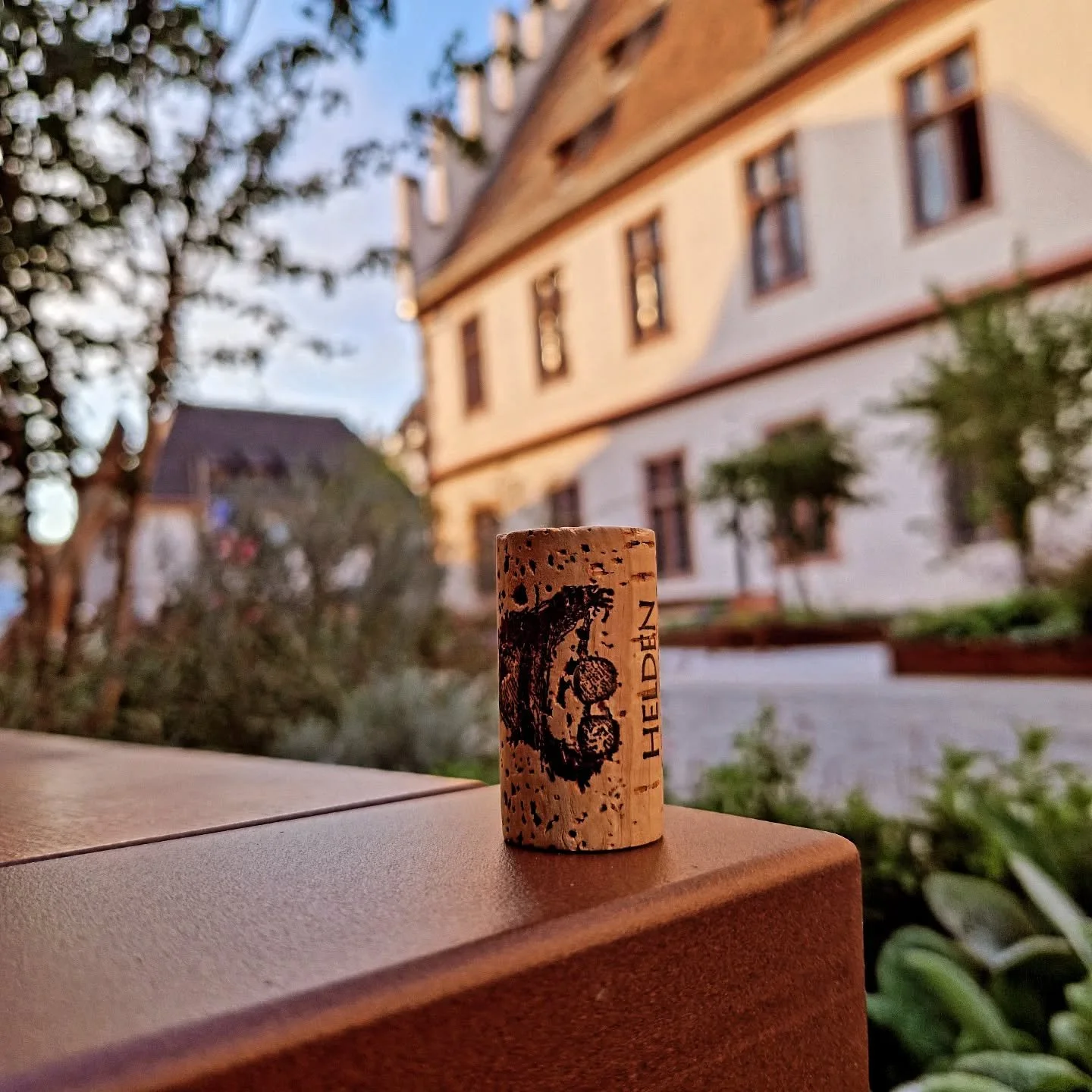 #heldenweingehtumdiewelt #heldenweingoesaroundtheworld
#week384, S&eacute;lestat, France
. 
#heldenderweinberge #helden #wein #wine #austrianwine #weinaus&ouml;sterreich #leithaberg #hochberg #thermenregion #ros&eacute; #neuburger #chardonnay #gemisc