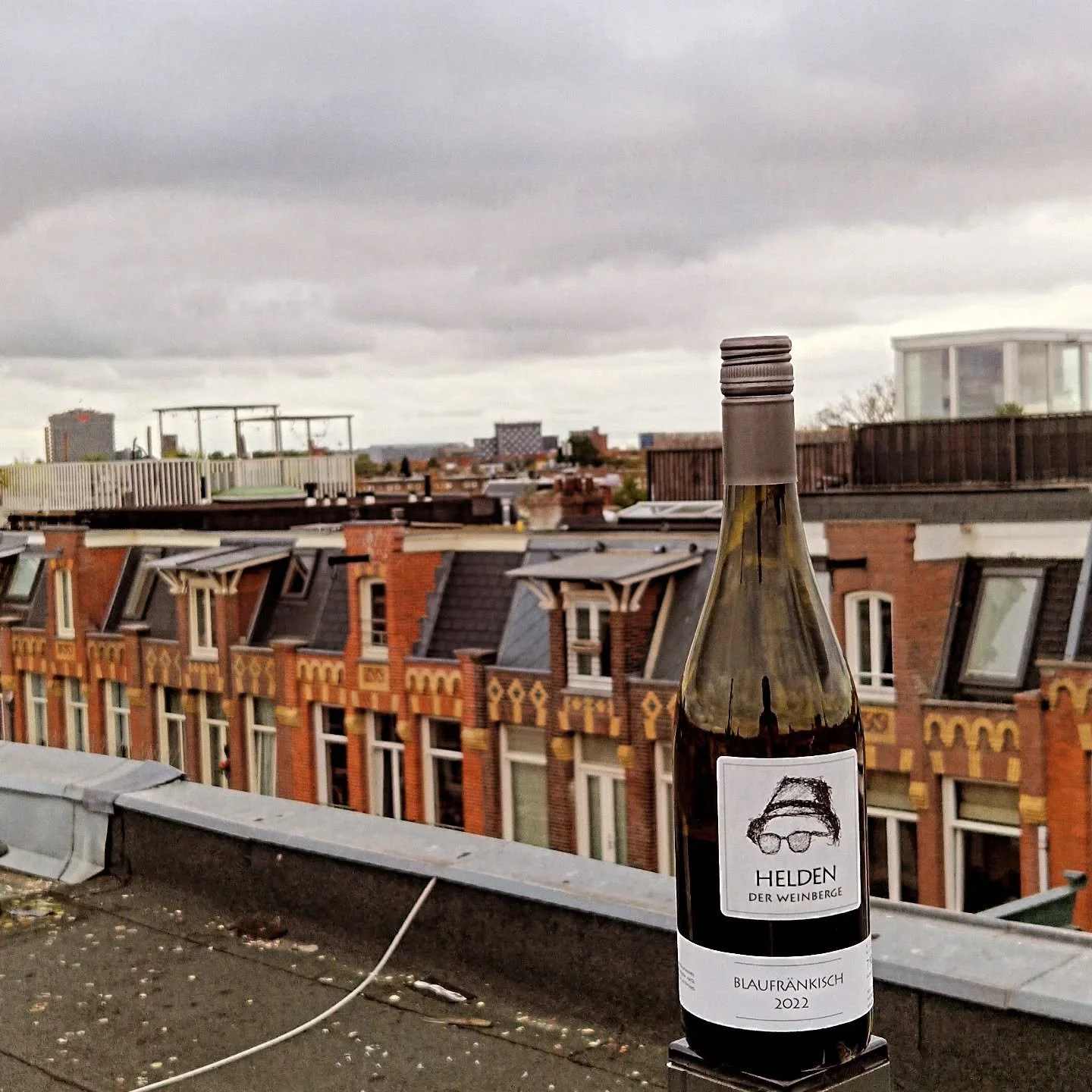 #heldenweingehtumdiewelt #heldenweingoesaroundtheworld
#week385, Amsterdam, Netherlands 
. 
#heldenderweinberge #helden #wein #wine #austrianwine #weinaus&ouml;sterreich #leithaberg #hochberg #thermenregion #ros&eacute; #neuburger #chardonnay #gemisc