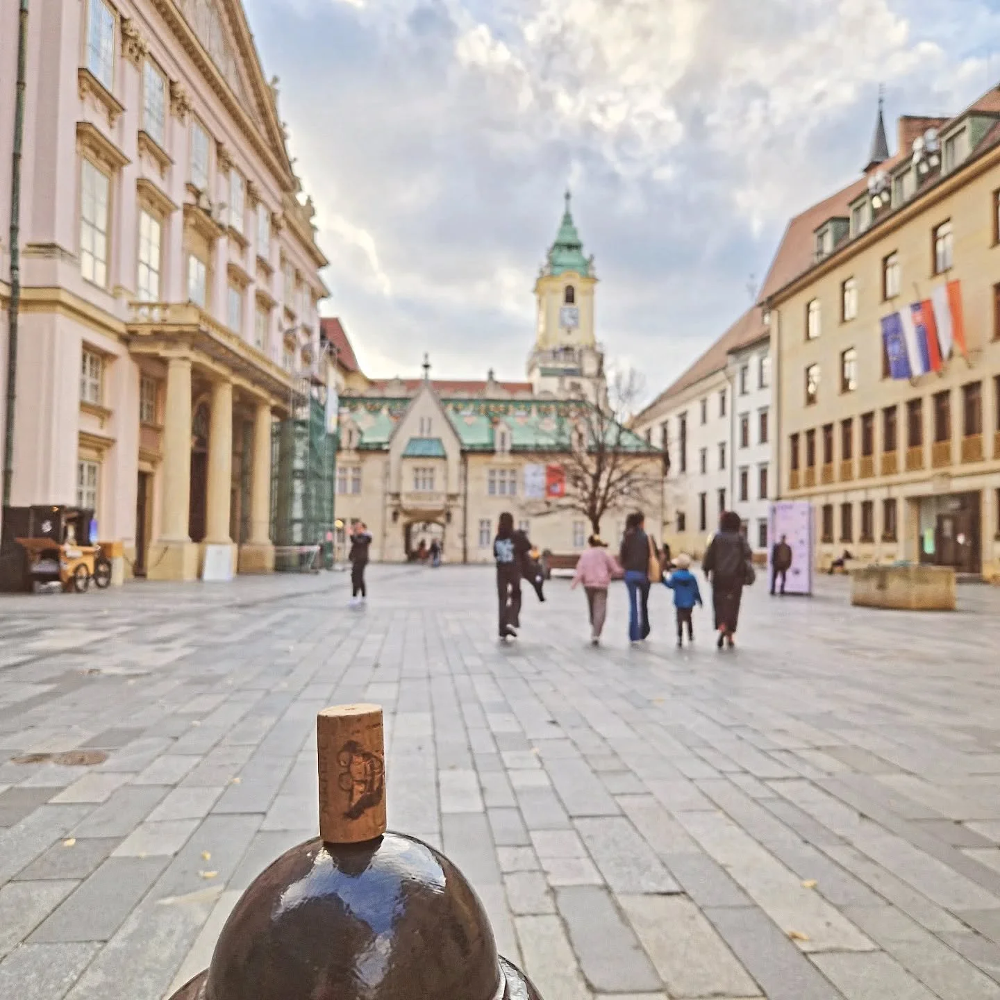 #heldenweingehtumdiewelt #heldenweingoesaroundtheworld
#week386, Bratislava, Slovakia
. 
#heldenderweinberge #helden #wein #wine #austrianwine #weinaus&ouml;sterreich #leithaberg #hochberg #thermenregion #ros&eacute; #neuburger #chardonnay #gemischte