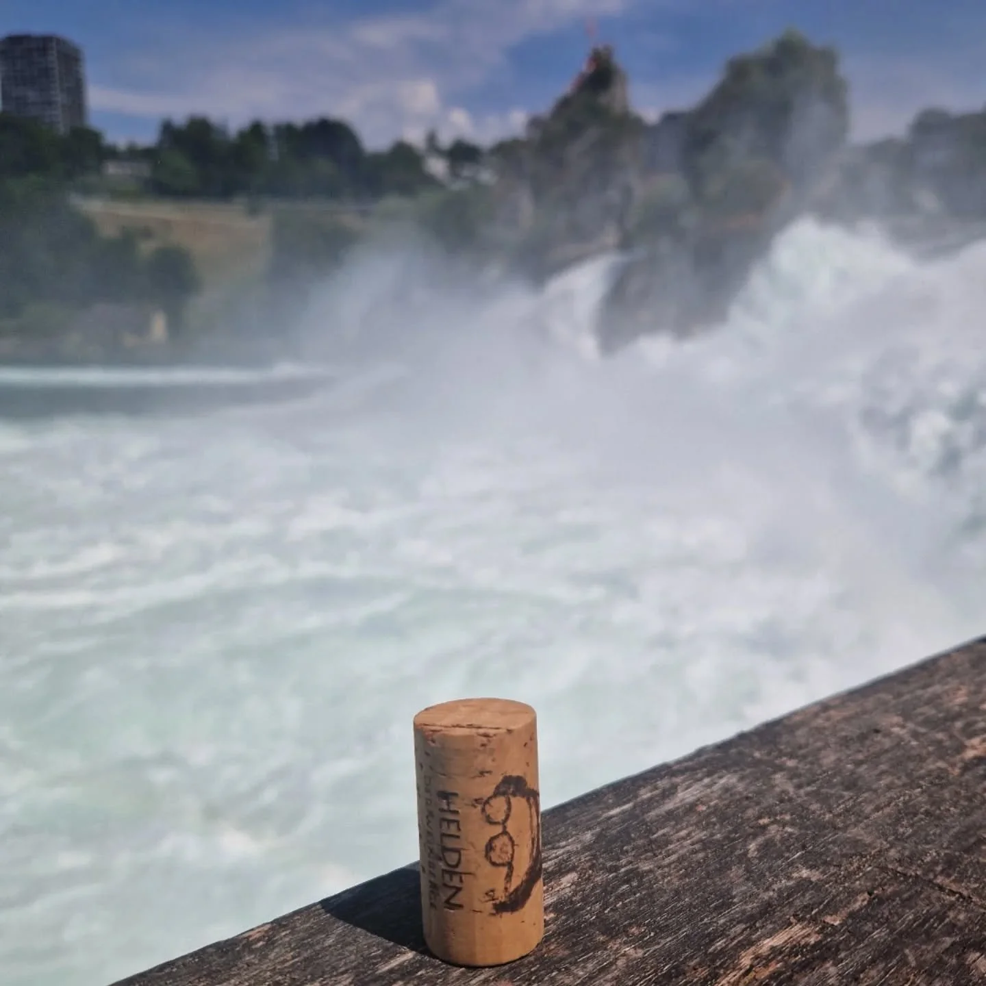 #heldenweingehtumdiewelt #heldenweingoesaroundtheworld
#week395, Dachsen, Switzerland 
. 
#heldenderweinberge #helden #wein #wine #austrianwine #weinaus&ouml;sterreich #leithaberg #hochberg #burgenland #thermenregion #ros&eacute; #neuburger #chardonn