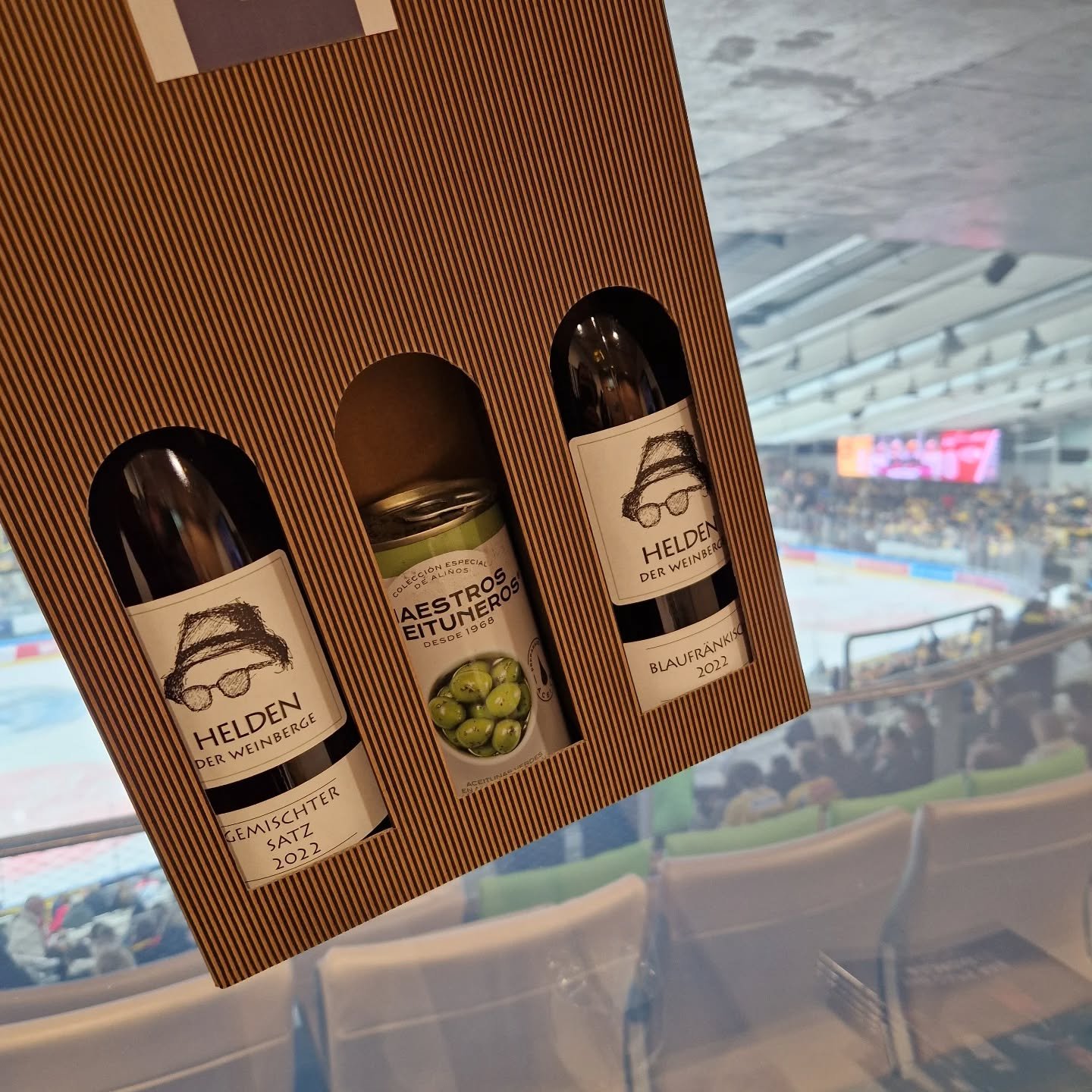 #heldenweingehtumdiewelt #heldenweingoesaroundtheworld
#week396, Vienna, Austria 
. 
#heldenderweinberge #helden #wein #wine #austrianwine #weinaus&ouml;sterreich #leithaberg #hochberg #burgenland #thermenregion #ros&eacute; #neuburger #chardonnay #g