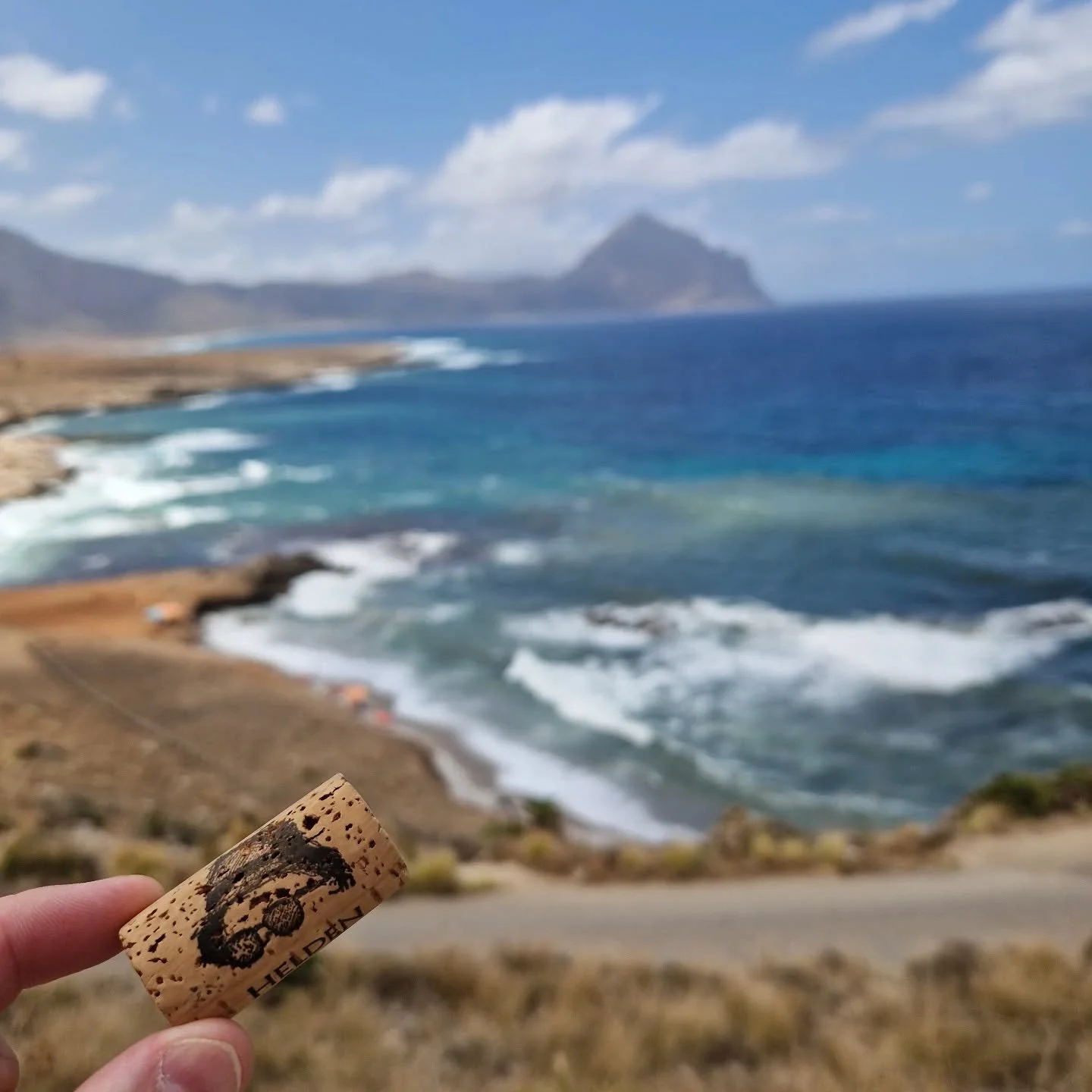 #heldenweingehtumdiewelt #heldenweingoesaroundtheworld
#week398, Macari, Italy
. 
#heldenderweinberge #helden #wein #wine #austrianwine #weinaus&ouml;sterreich #leithaberg #hochberg #burgenland #thermenregion #ros&eacute; #neuburger #chardonnay #gemi