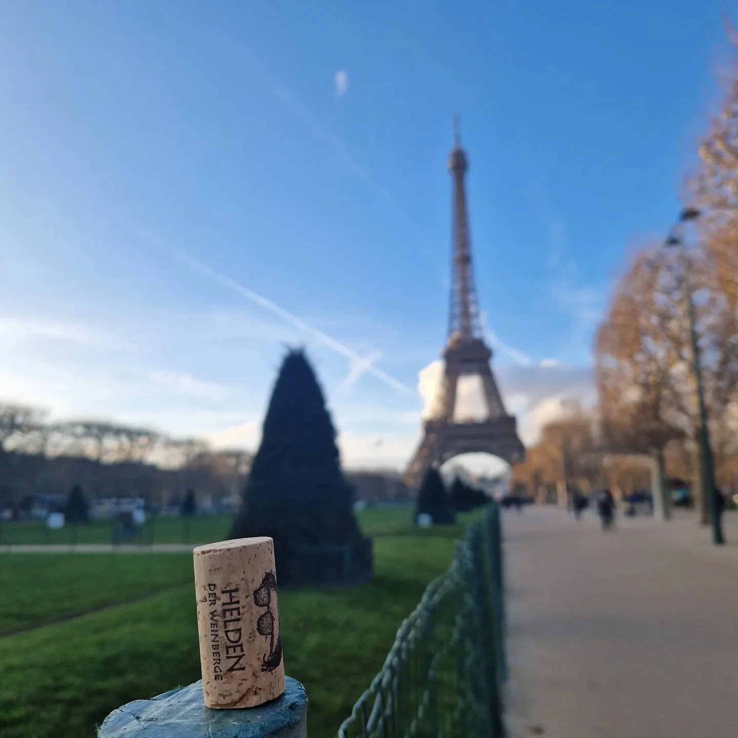 #heldenweingehtumdiewelt #heldenweingoesaroundtheworld
#week400, Paris, France
. 
#heldenderweinberge #helden wein wine austrianwine weinaus&ouml;sterreich leithaberg hochberg burgenland thermenregion ros&eacute; neuburger chardonnay gemischtersatz b