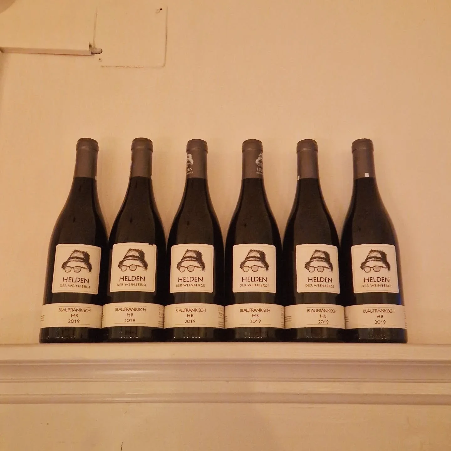 #heldenweingehtumdiewelt #heldenweingoesaroundtheworld
#week404, Vienna, Austria 
. 
#heldenderweinberge #helden wein wine austrianwine weinaus&ouml;sterreich leithaberg hochberg burgenland thermenregion ros&eacute; neuburger chardonnay gemischtersat