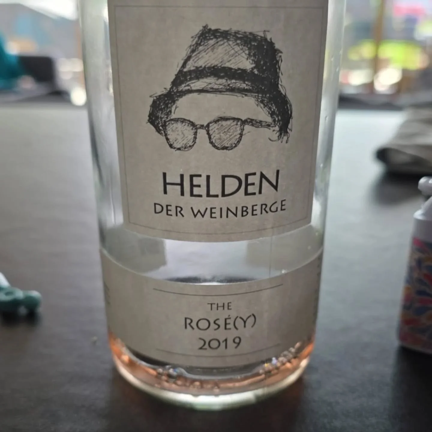 #heldenweingehtumdiewelt heldenweingoesaroundtheworld
week412, Ebreichsdorf, Austria
. 
#heldenderweinberge #helden wein wine #austrianwine #weinaus&ouml;sterreich leithaberg hochberg burgenland thermenregion ros&eacute; neuburger chardonnay gemischt