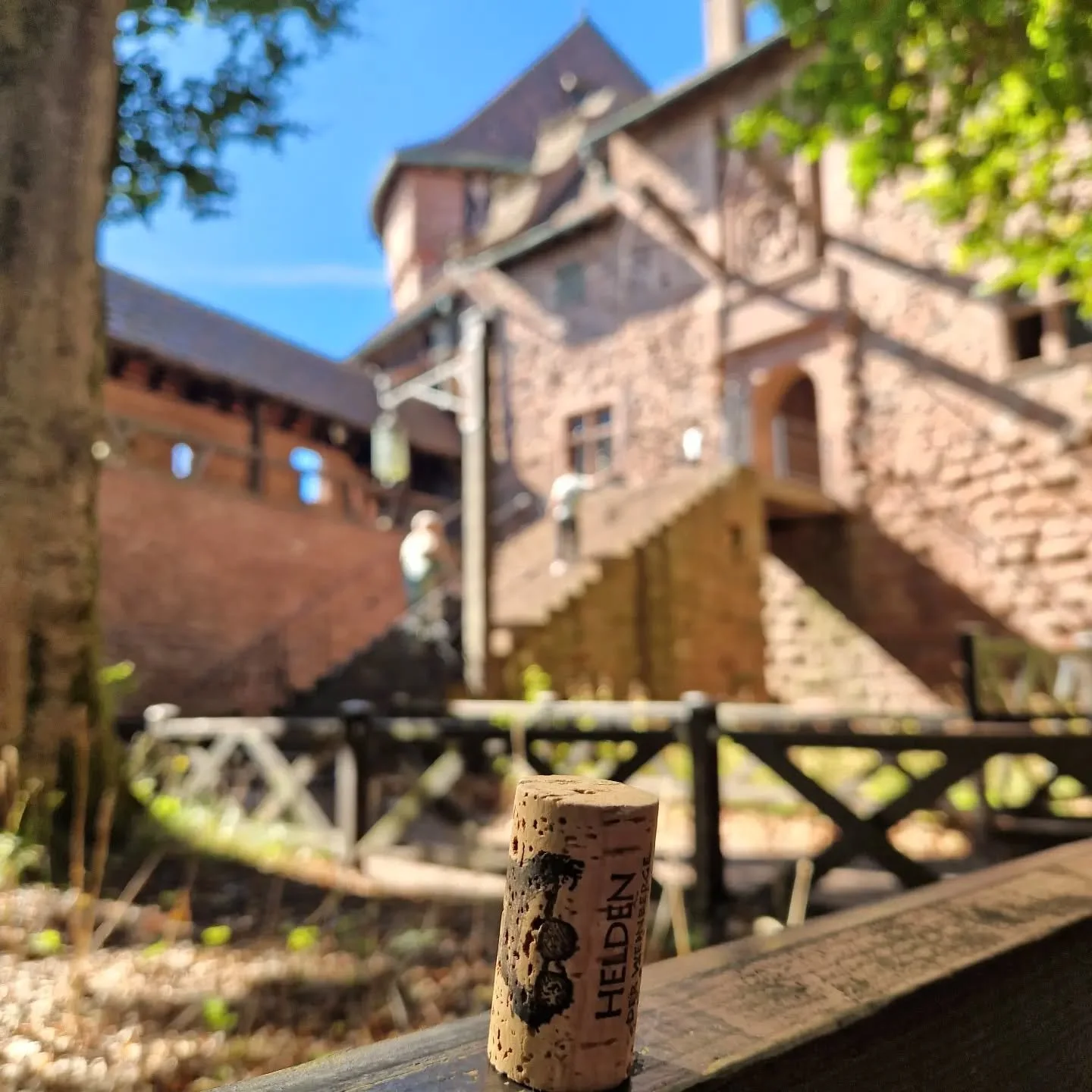 #heldenweingehtumdiewelt heldenweingoesaroundtheworld
week424, Orschwiller, France
. 
#heldenderweinberge #helden wein wine #austrianwine #weinaus&ouml;sterreich leithaberg hochberg burgenland thermenregion ros&eacute; neuburger chardonnay gemischter