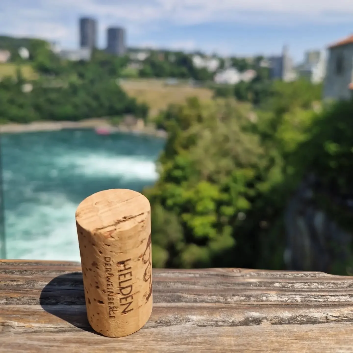#heldenweingehtumdiewelt heldenweingoesaroundtheworld
week425, Laufen am Rheinfall
. 
#heldenderweinberge #helden wein wine #austrianwine #weinaus&ouml;sterreich leithaberg hochberg burgenland thermenregion ros&eacute; neuburger chardonnay gemischter