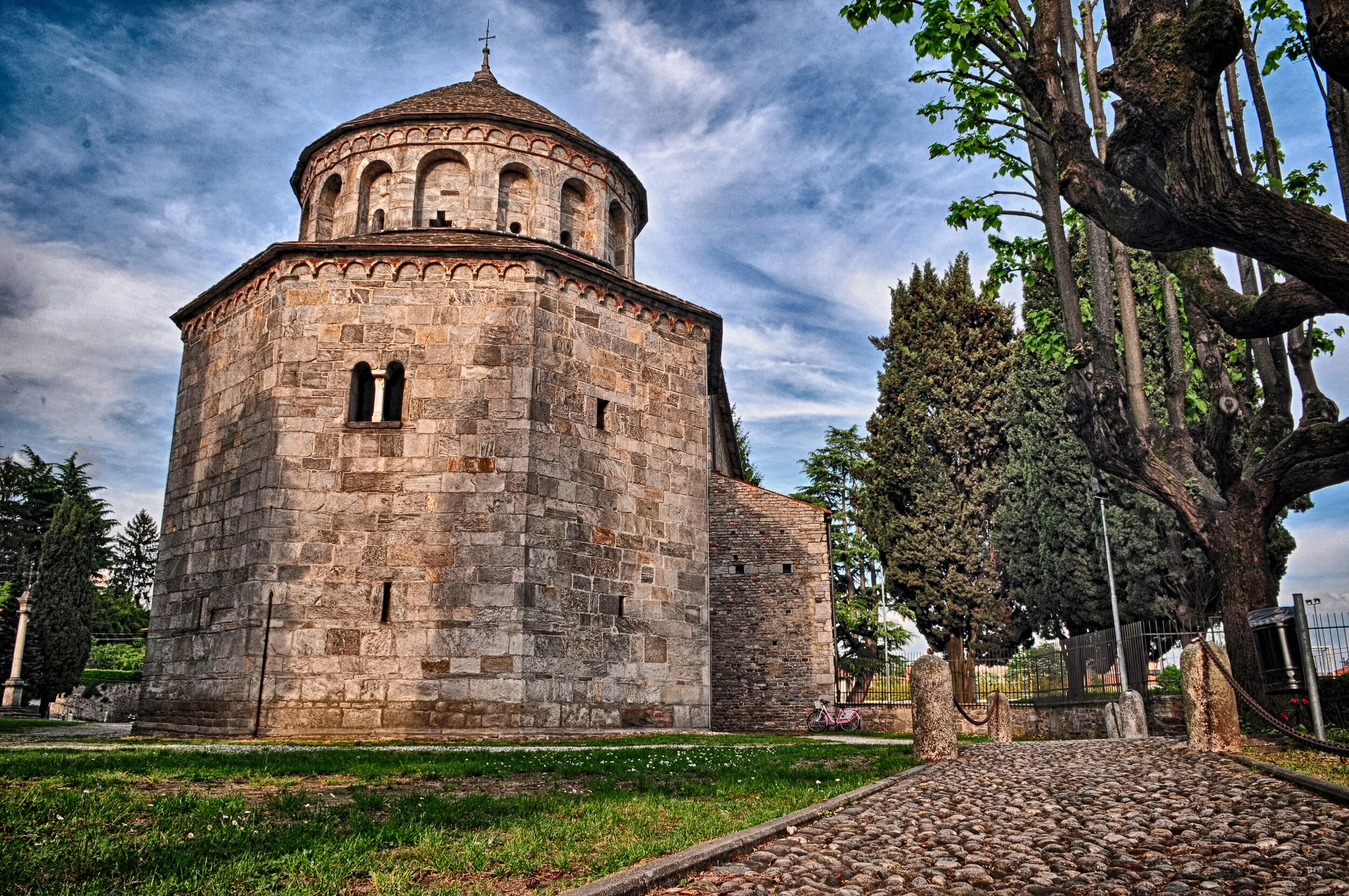 Visita guidata a Museo Archeologico di Arsago Seprio; Complesso Romanico: Basilica di San Vittore, Battistero di San Giovanni e Torre campanaria; Castello Visconti di San Vito a Somma Lombardo