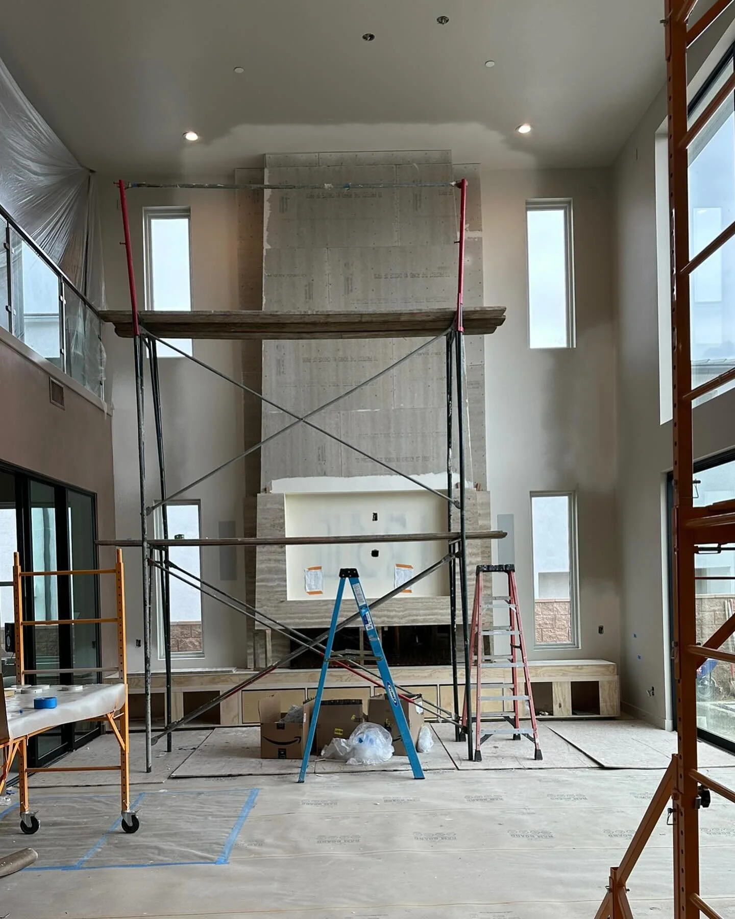 It&rsquo;s ugly before it&rsquo;s pretty, in no particular order. 👁️

A complete transformation en route, ready for the double height drapes 😮&zwj;💨

#dreamspaces #dereauxstudio