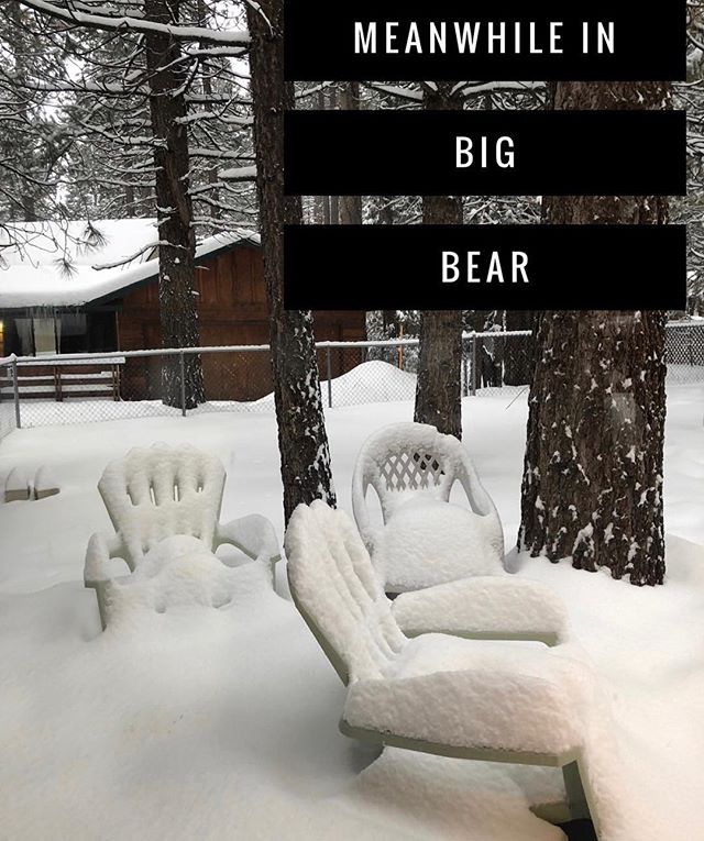 Meanwhile in Big Bear...❄️☃️Book your stay buy clicking on the link in my bio, you don&rsquo;t wanna miss out on the snow!
&bull;
&bull;
&bull;
#snow #bigbear #mountain #cabinforrent #airbnb #bigbearmountain #snowsummit #bear #vacation #picoftheday #