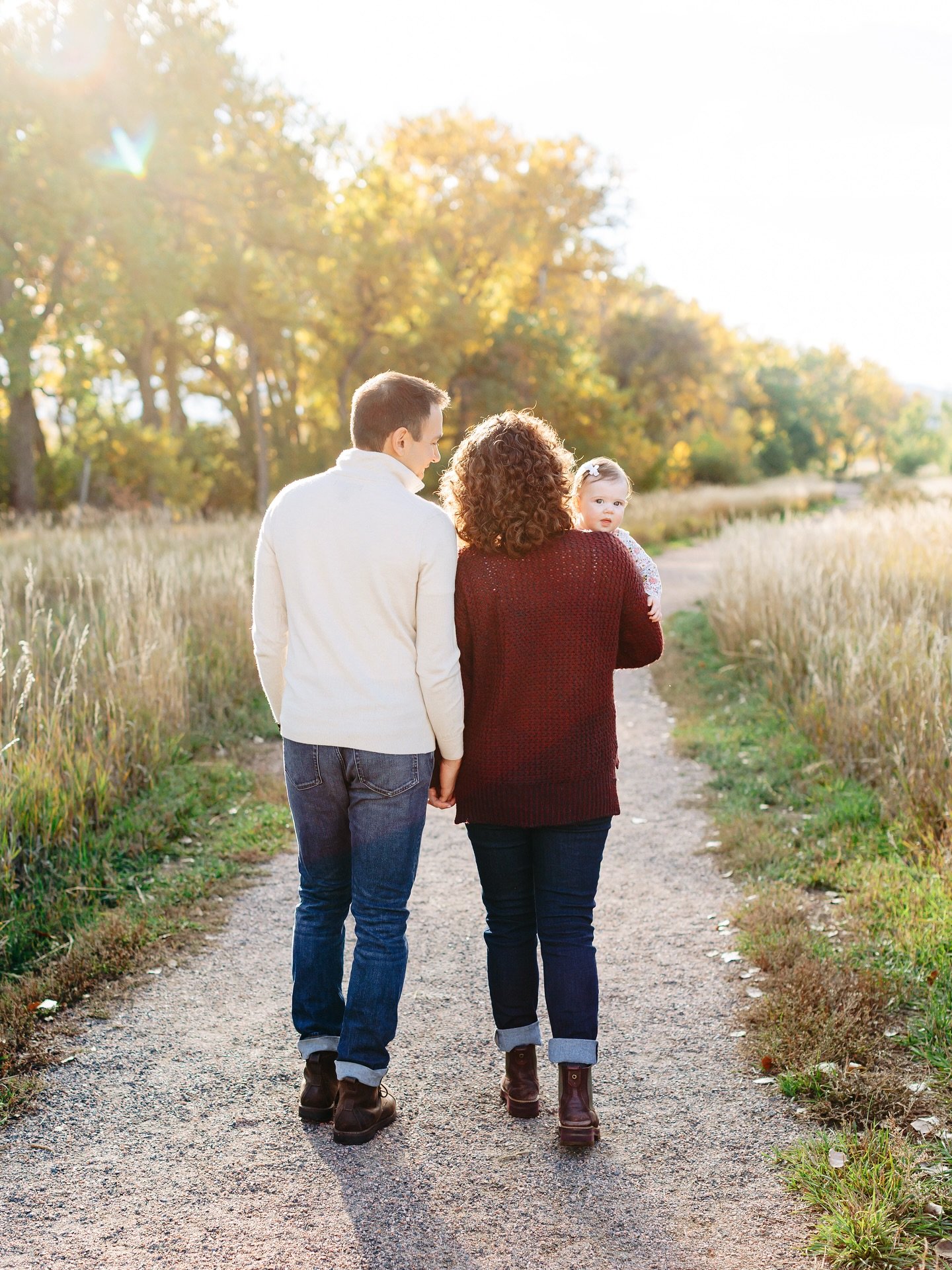 Marafino fam 🤩 Nothing like taking photos for friends! We couldn&rsquo;t have asked for a more perfect fall day at this new (to me!) location. I love finding new locations to shoot at and cannot wait to do another session here! So pretty in the fall