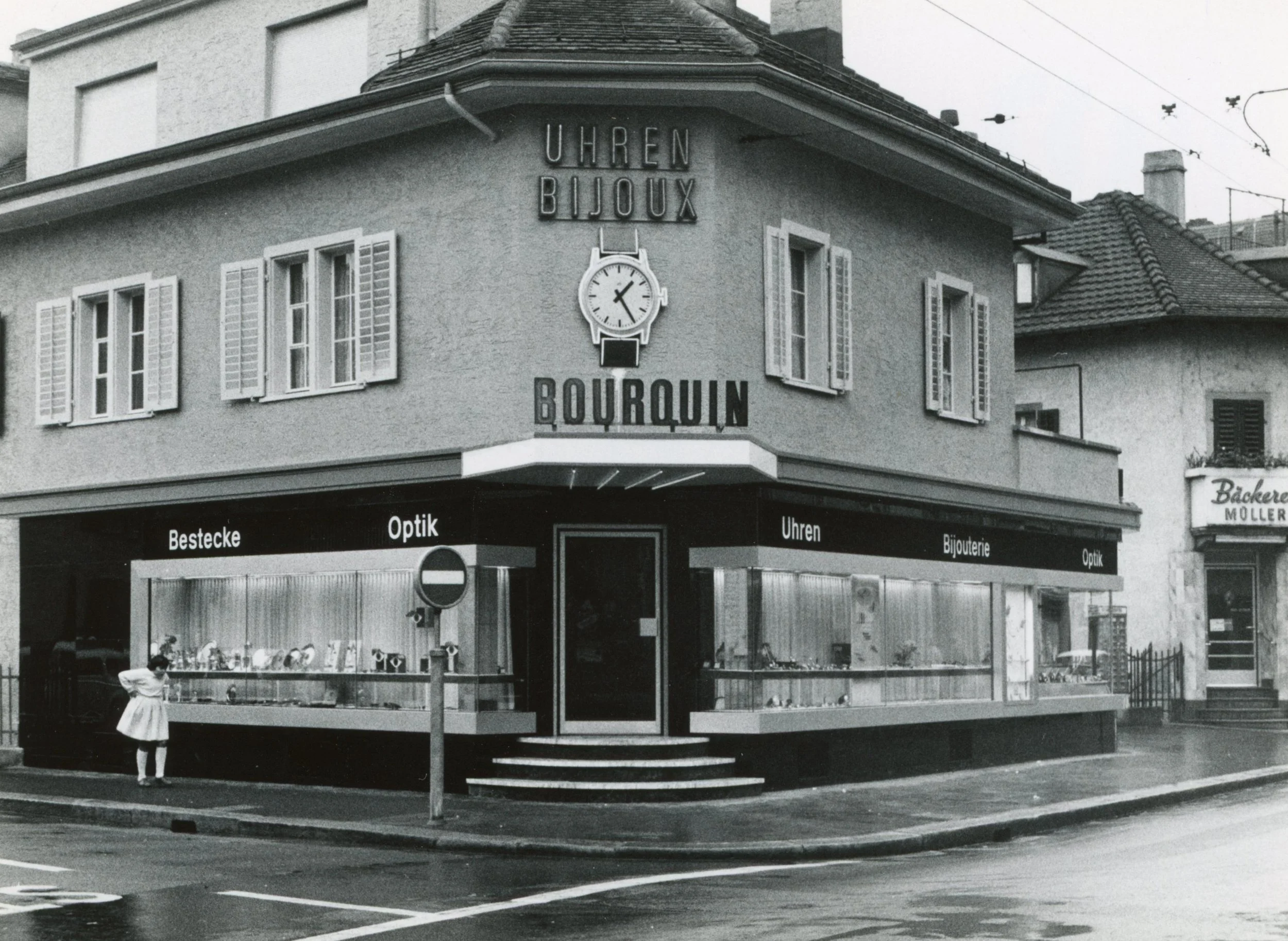 Bourquin_Geschäft_Mädchen_mit_Kniestrümpfen.jpg