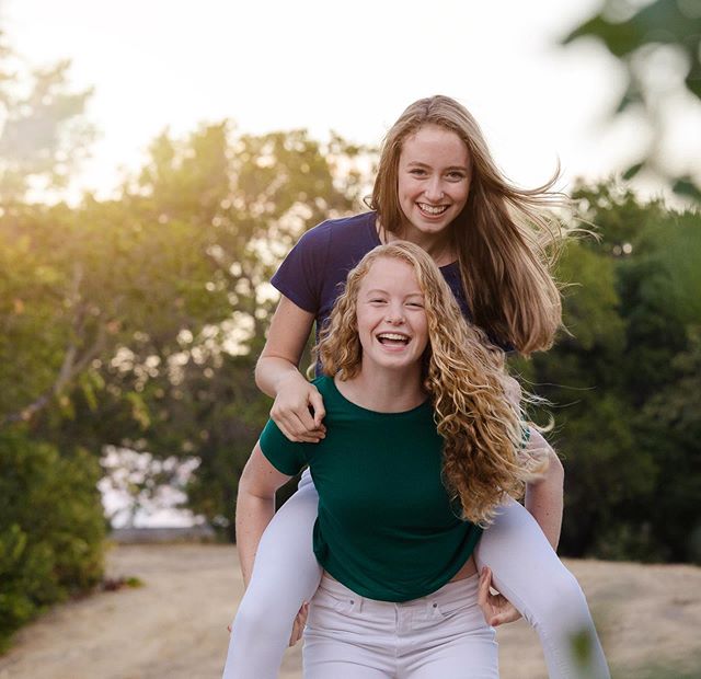 Never too old for a piggy back pic 🙃 #sisters #fallminisessions #losaltosphotographer #paloaltophotographer #bayareaphotographer #outdoorphotography #naturallightphotography #sarahslaytonphotography